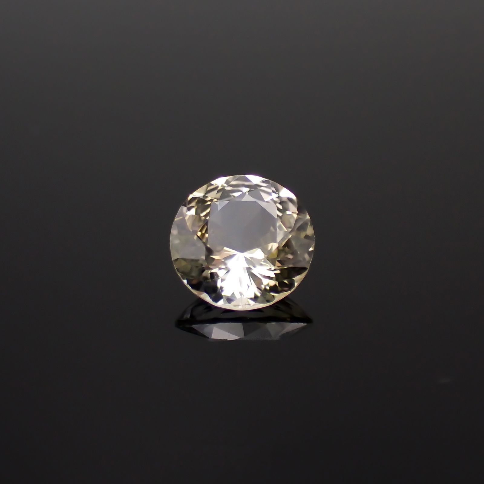ゾイサイト 非加熱(宝石名ゾイサイト)タンザニア産 ソ付(彩珠) 0.951ct / 6.6x6.6mm前後 [221018873]