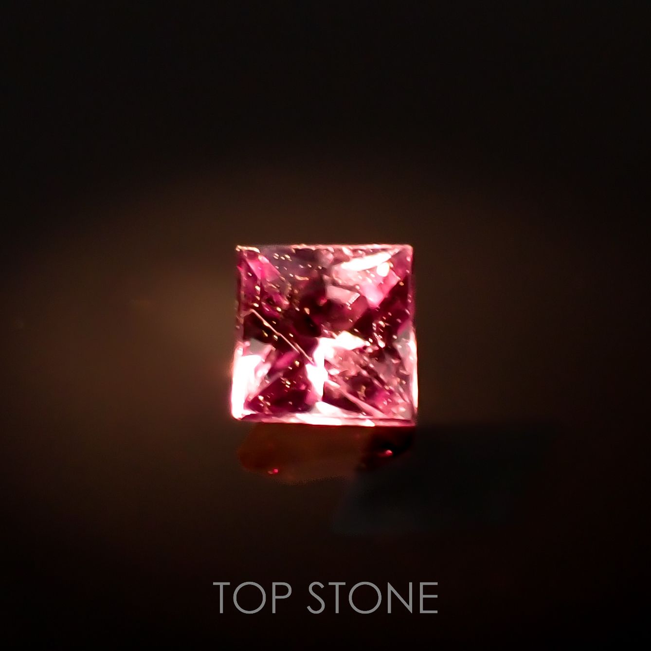 ◇プリンセスカット◇カラーチェンジガーネット アレキタイプ(宝石名ガーネット)マダガスカル・ベキリー産 0.093ct 識別済[221119058]2.4x2.4mm前後