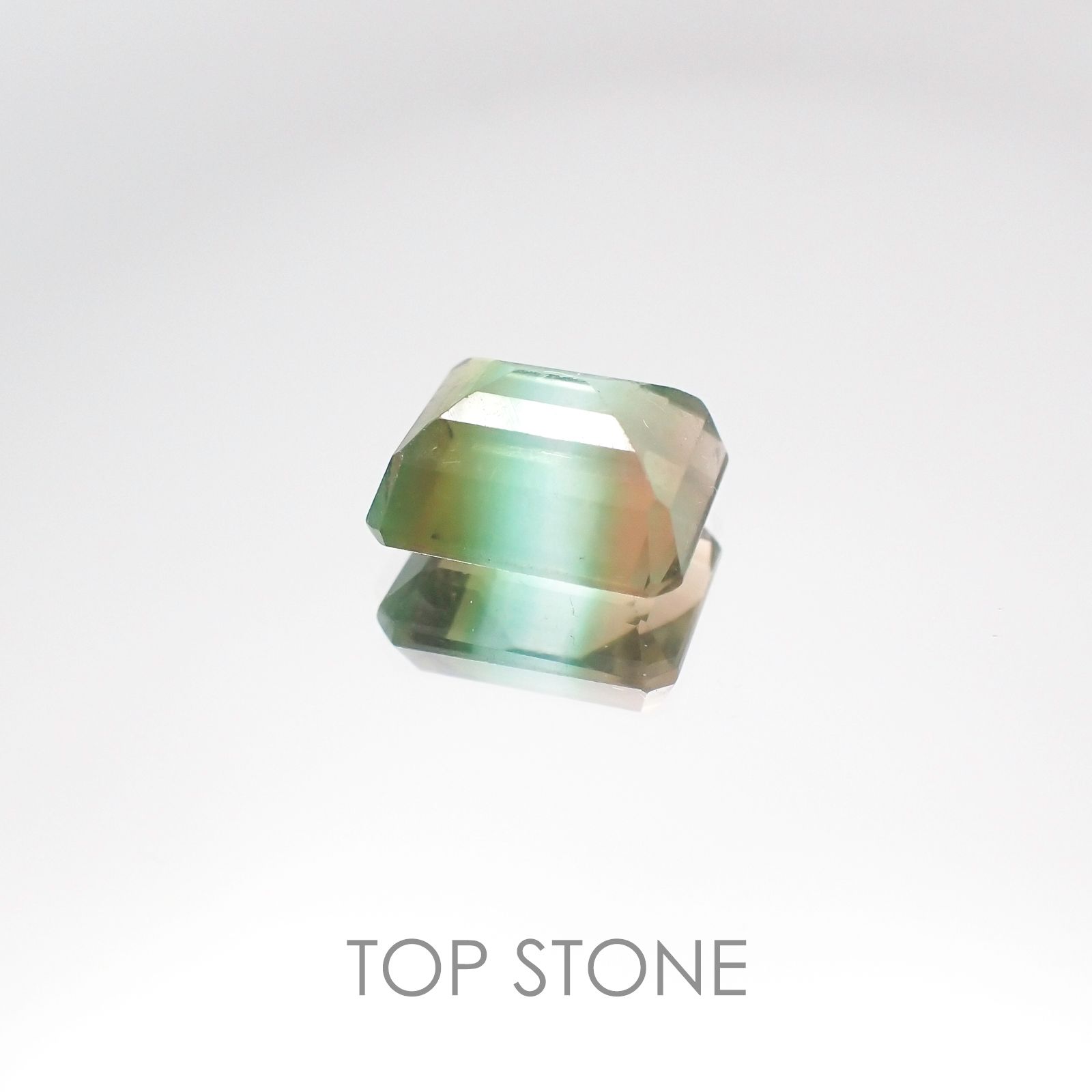 バイカラーフローライト ブラジル産 ルース 4.03ct[2010107057]9.8×7.9mm前後