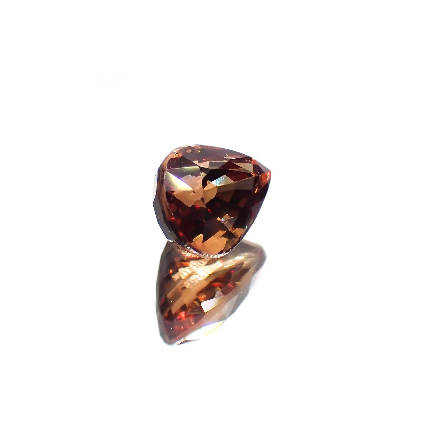 カラーシフトマラヤガーネット(宝石名ガーネット)タンザニア産 識別済 1.90ct / 7.8x5.9mm前後 [260415009]