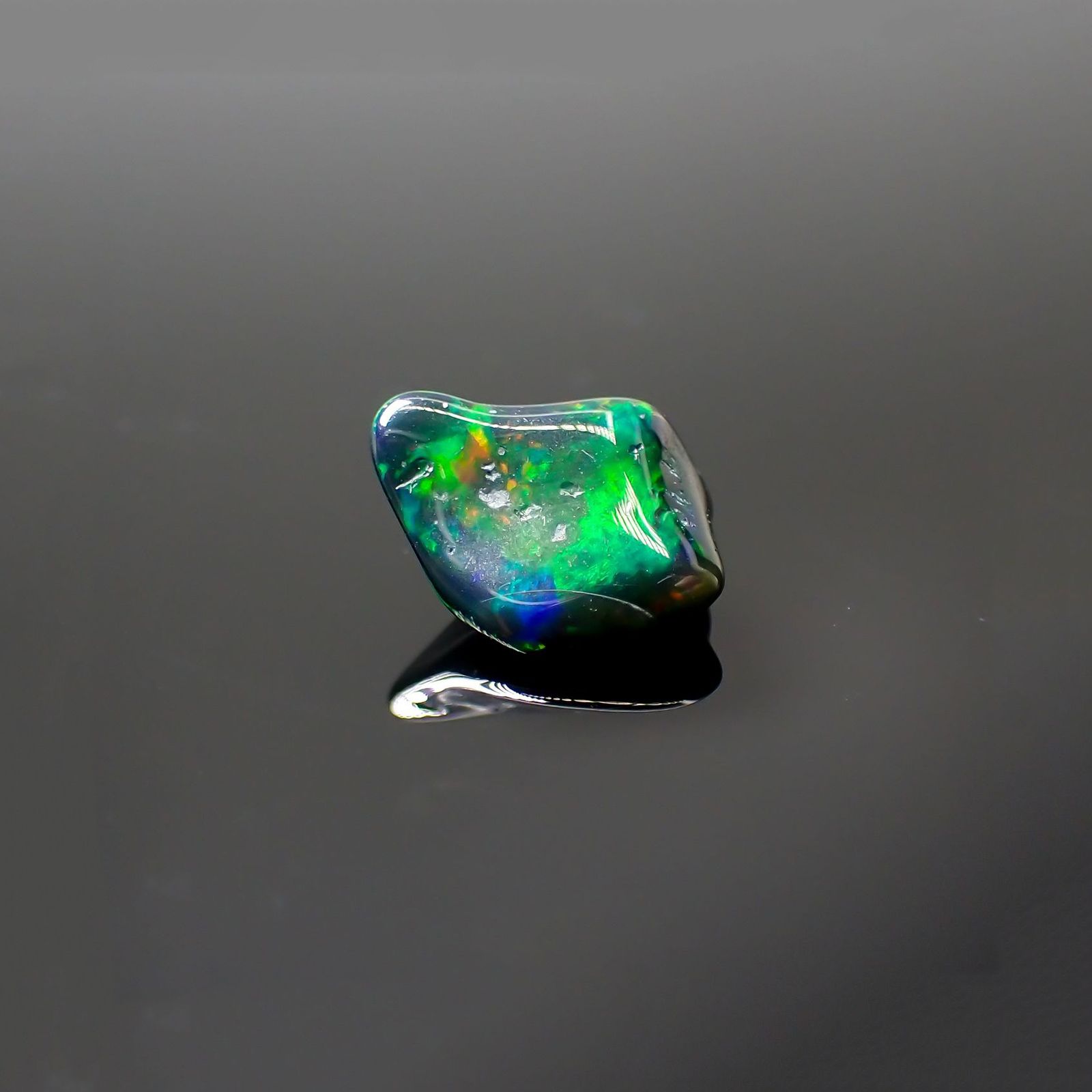 ◇バロック型◇ブラックオパール(宝石名オパール/加熱処理) エチオピア産 識別済 1.26ct / 10.9x7.9mm前後 [211013506]