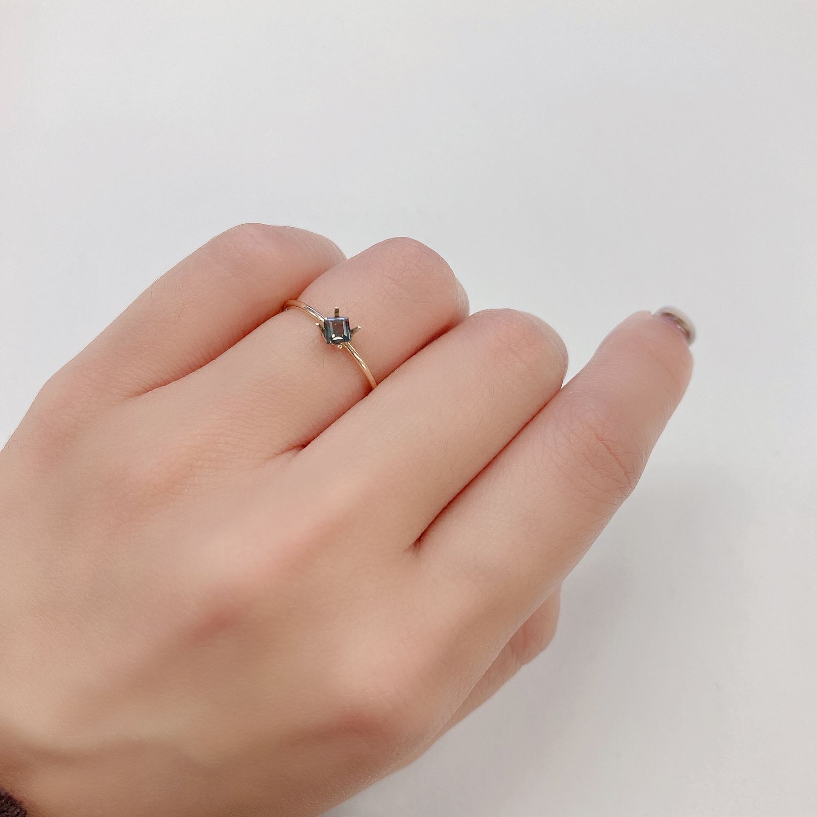 サファリン(宝石名サフィリン) スリランカ産 0.235ct ソ付(彩珠)[21019623]3.4×3.2mm前後