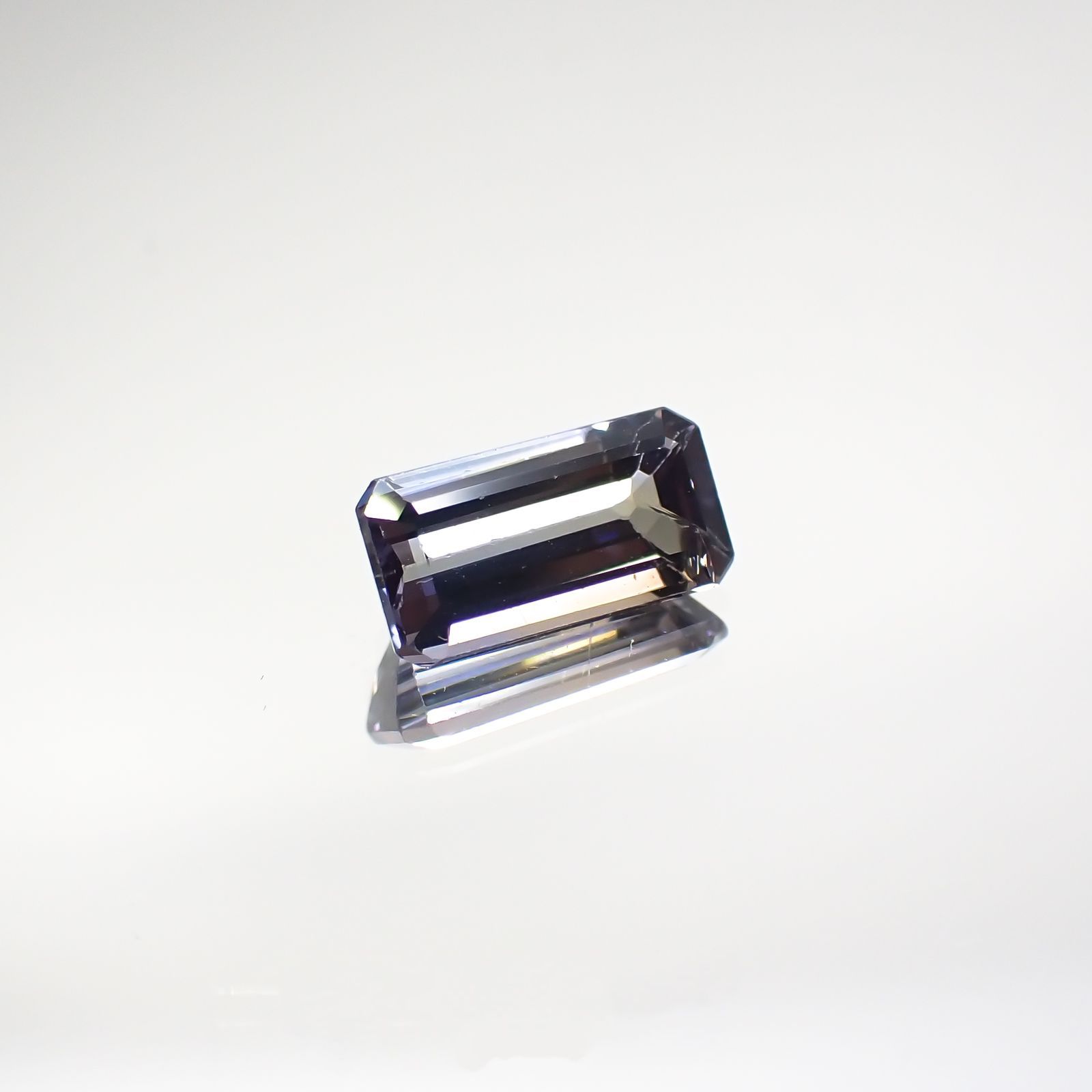 パーティカラータンザナイト(宝石名パーティカラード・ゾイサイト) タンザニア産 0.898ct ソ付(彩珠)[210711848]7.6×3.9mm前後
