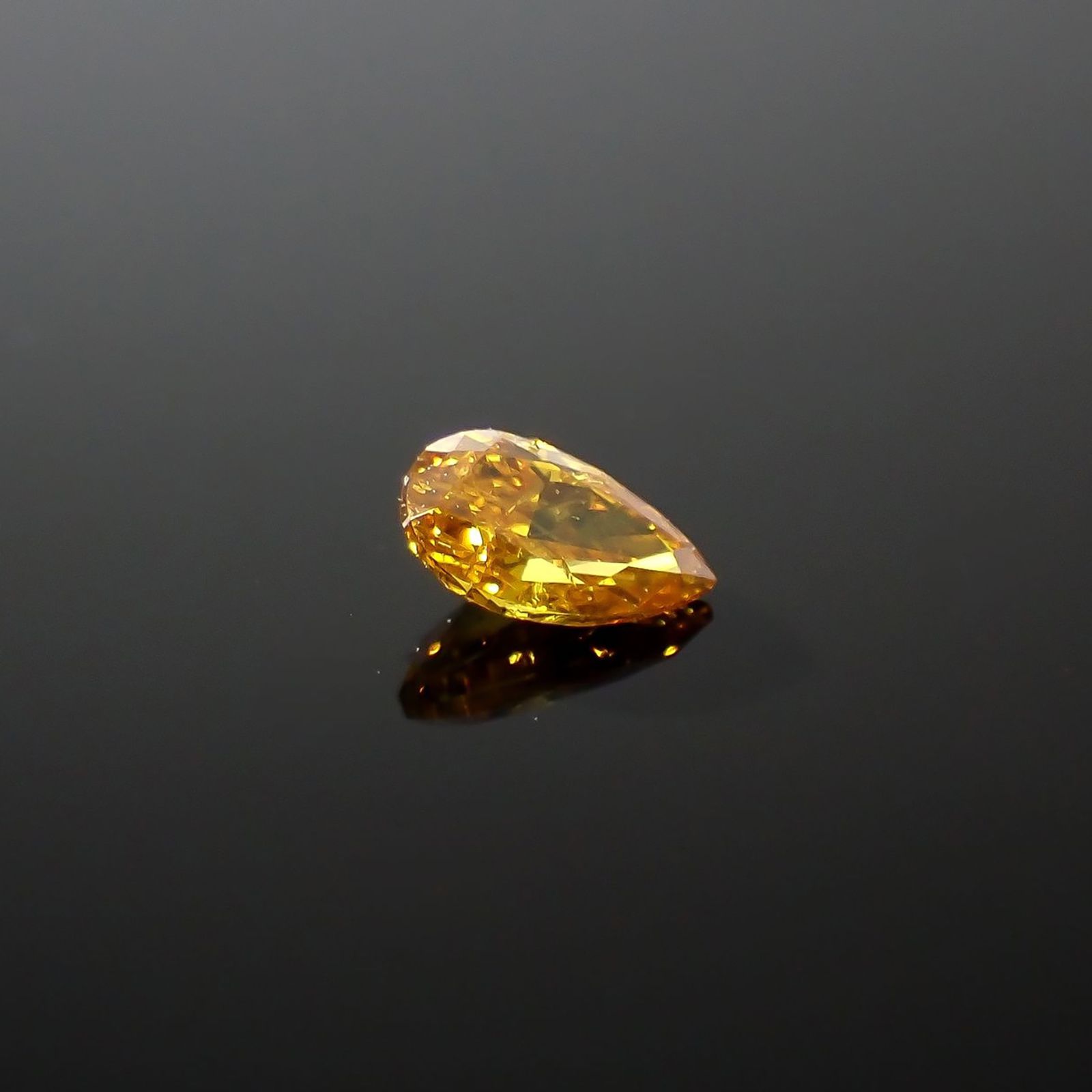 イエローダイヤモンド I-1 | FANCY VIVID ORANGE YELLOW(宝石名ダイアモンド) ソ付(CGL) 0.098ct / 3.87x2.26mm前後 [240427042]