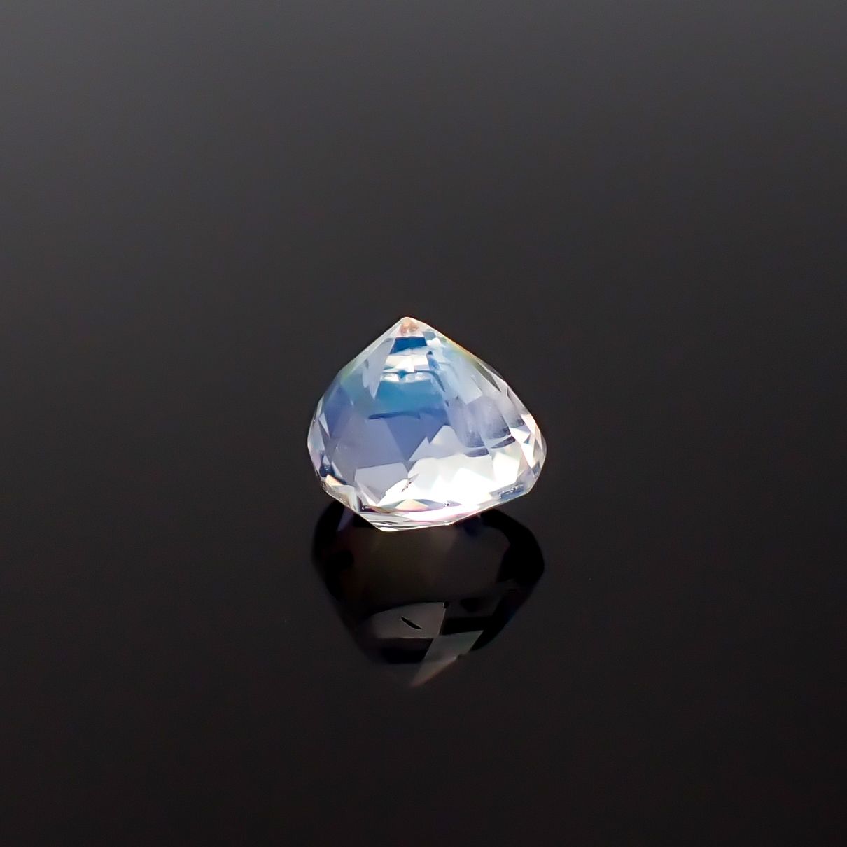 レインボームーンストーン マダガスカル産 0.58ct / 4.6x5.3mm前後 [260632379]
