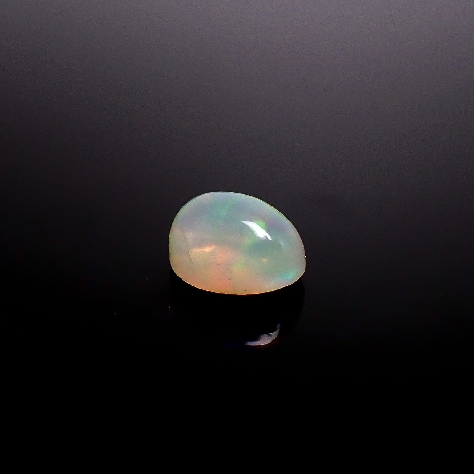 エチオピアオパール(宝石名オパール)エチオピア産 ソ付(彩珠) 1.647ct / 8.8x6.9mm前後 [260722912]