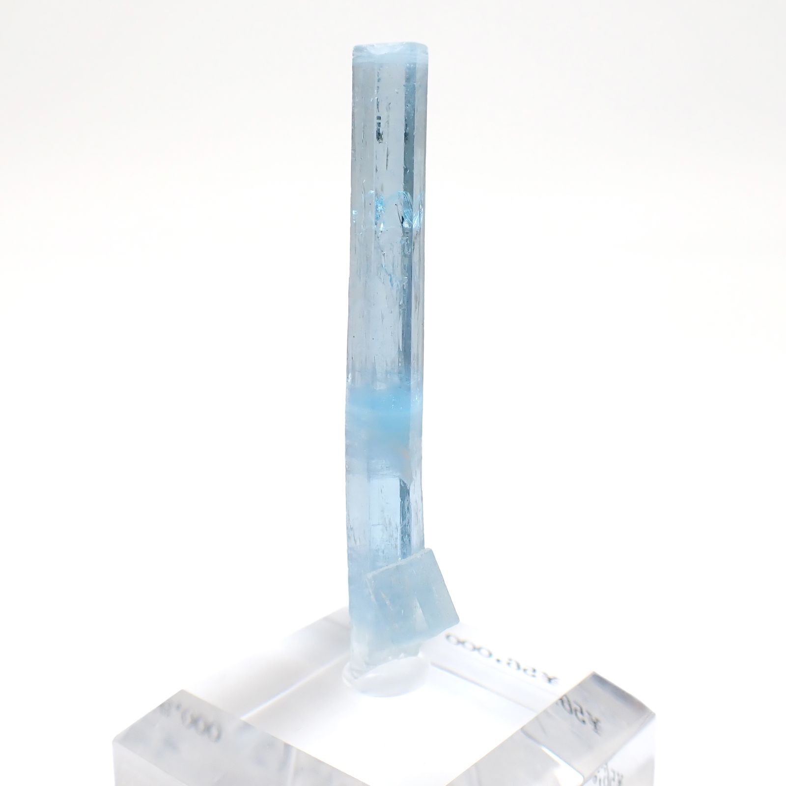 アクアマリン柱状結晶原石 ベトナム産 アクリル台座付き 13.02ct(2.60g) / 4.2x5.5x46.5mm前後 [260632333]