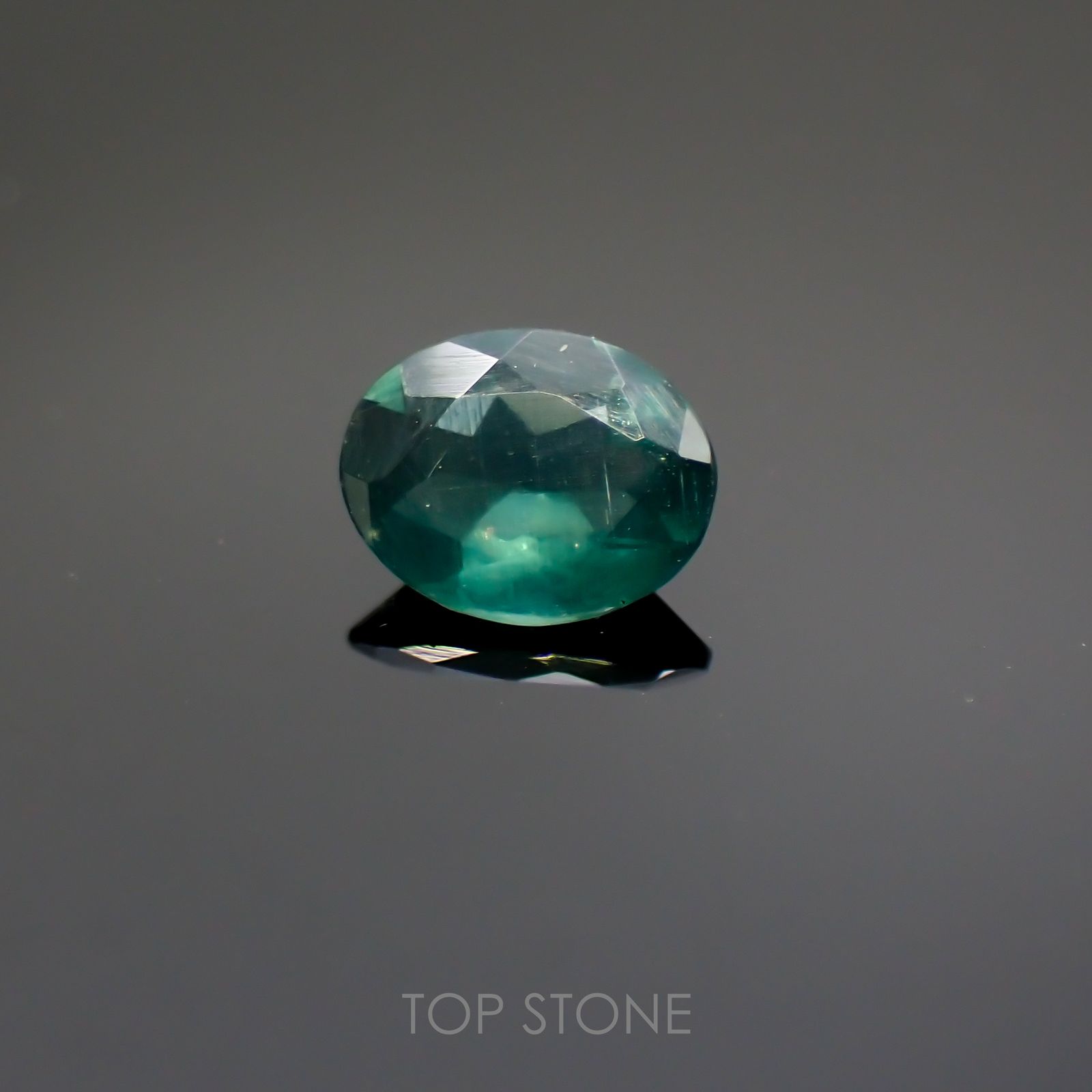 グリーンアパタイト(ノーブルモロキサイト)(宝石名アパタイト) マダガスカル産 0.26ct 識別済[211013537]4.9×3.8mm前後