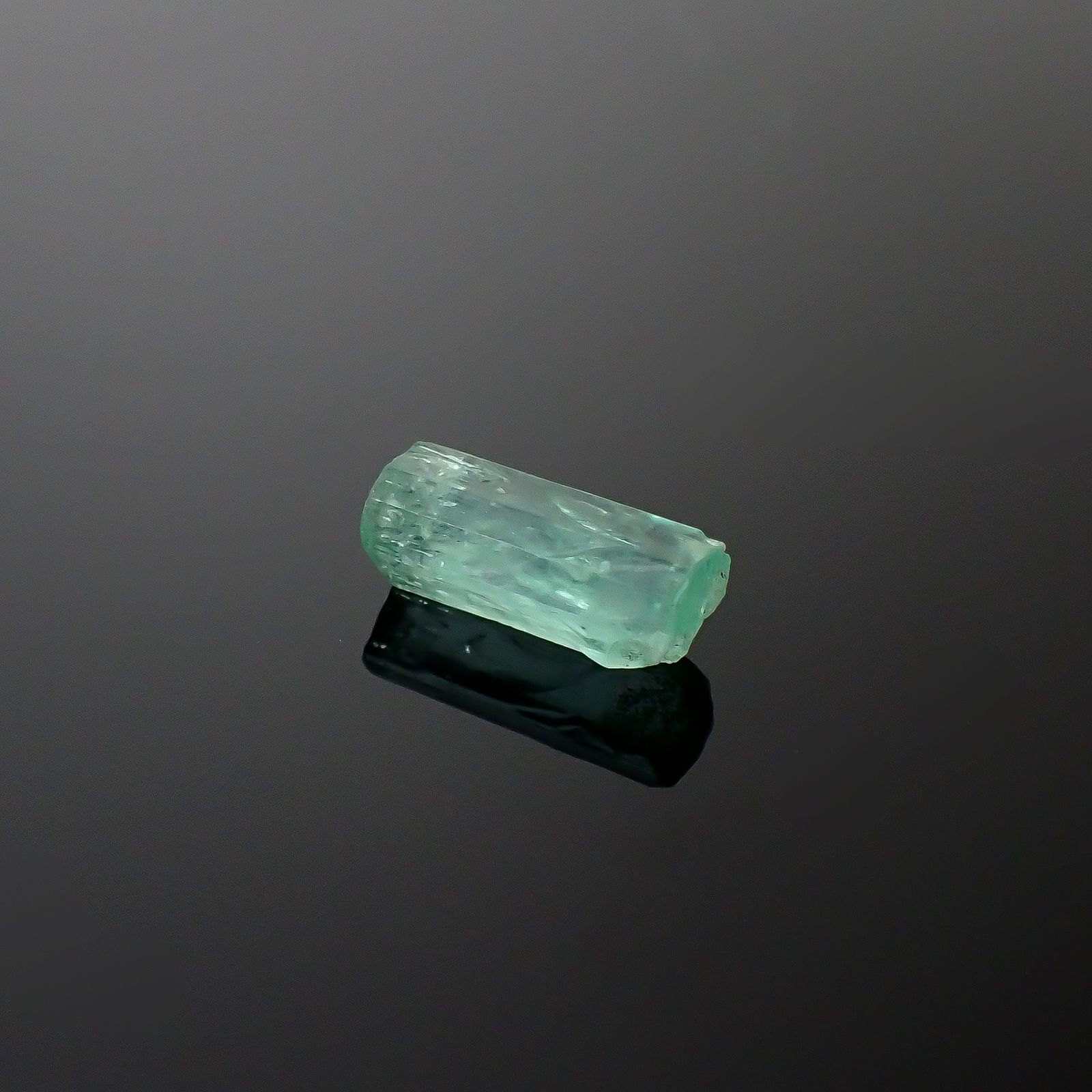 エメラルド柱状結晶 原石 コロンビア産 3.16ct[240427251]12.5x6mm前後