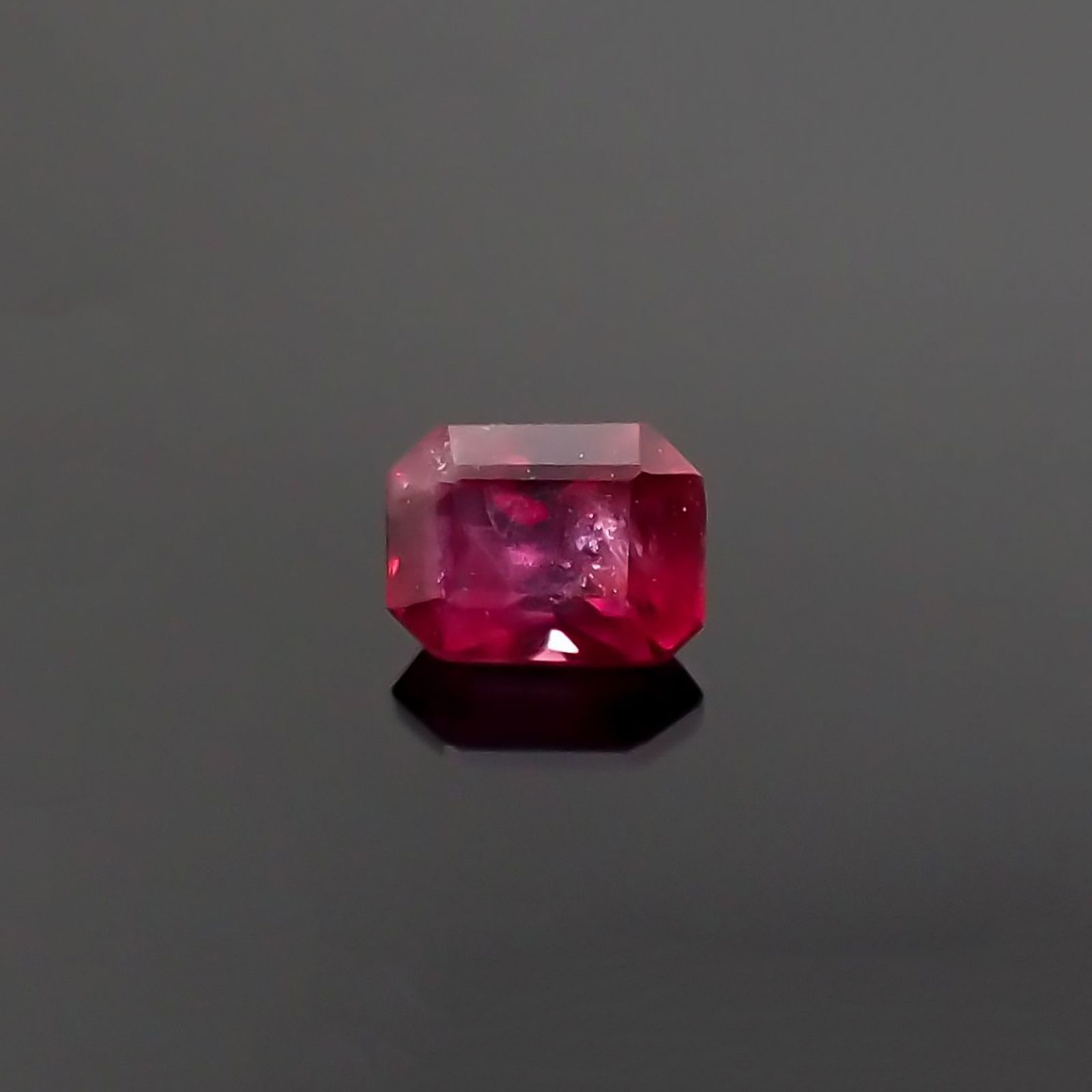 ルビー 非加熱(宝石名ルビー) マダガスカル産 識別済 0.21ct / 3.7x2.8mm前後 [210711730]