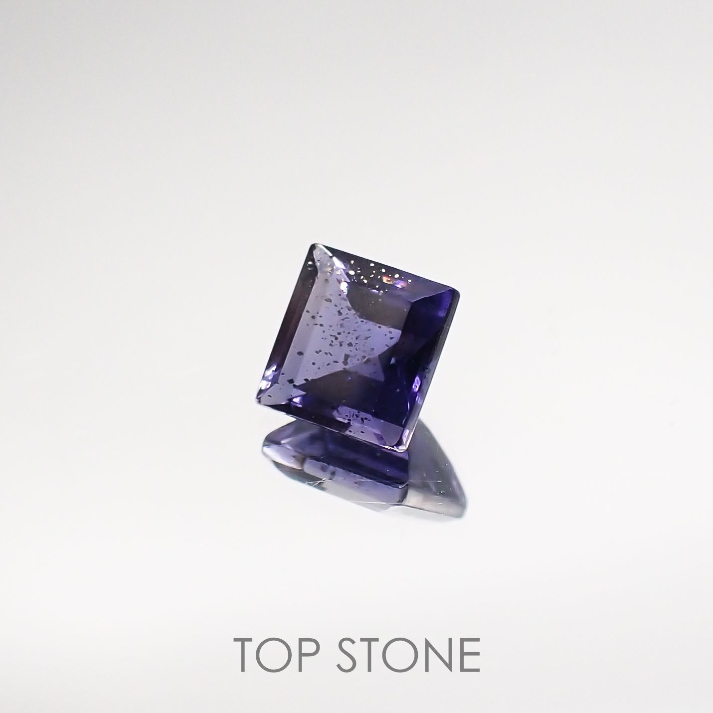 アイオライトサンストーン インド・ブラジル産 ルース 0.6ct[210711616]5.1×5.1mm前後