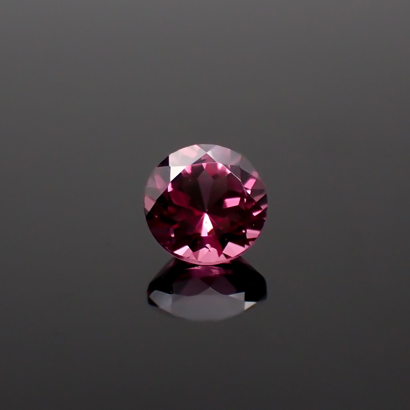 カラーシフトマラヤガーネット タンザニア産 1.01ct[231124337]5.9x5.9mm前後