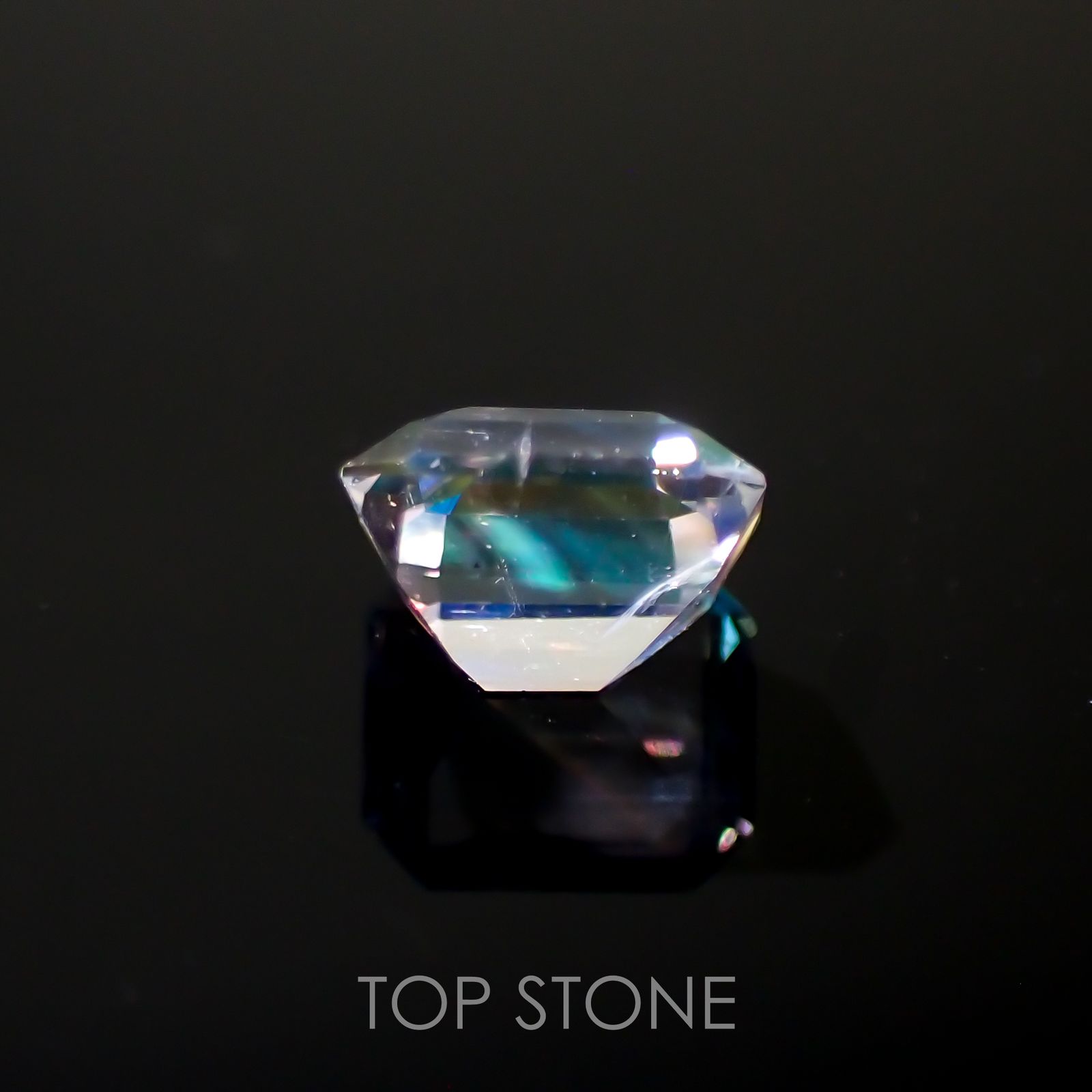 レインボームーンストーン(宝石名ラブラドライト)マダガスカル産 0.68ct 識別済[211113738]5.6x5mm前後