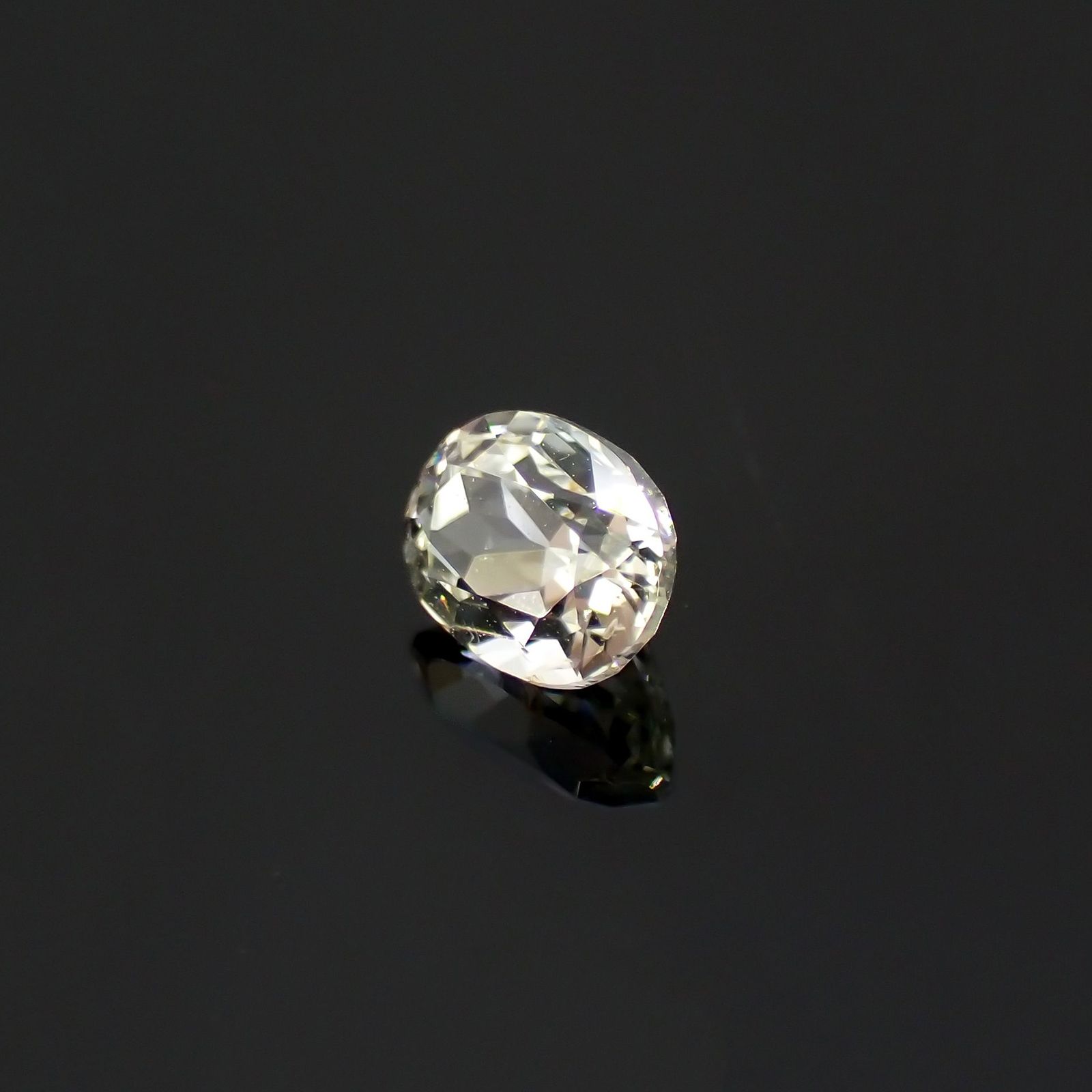 リューコガーネット(宝石名ホワイト グロッシュラー・ガーネット)ビルマ産 0.42ct 識別済[220616324]4.8x3.7mm前後
