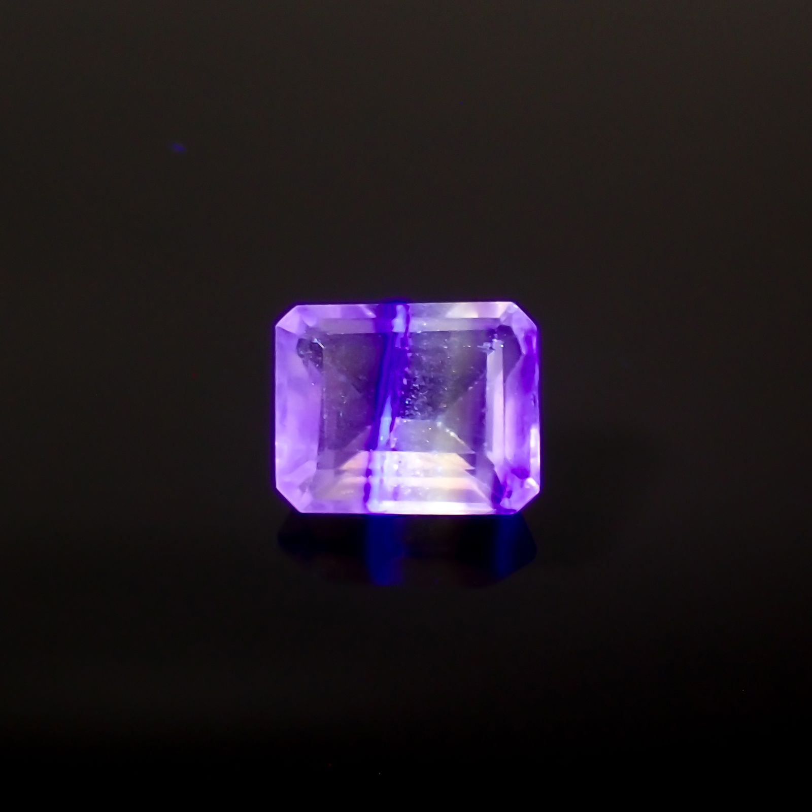 バイカラーフローライト フルオレッセンス ブラジル産 4.21ct[230722980]10x8mm前後