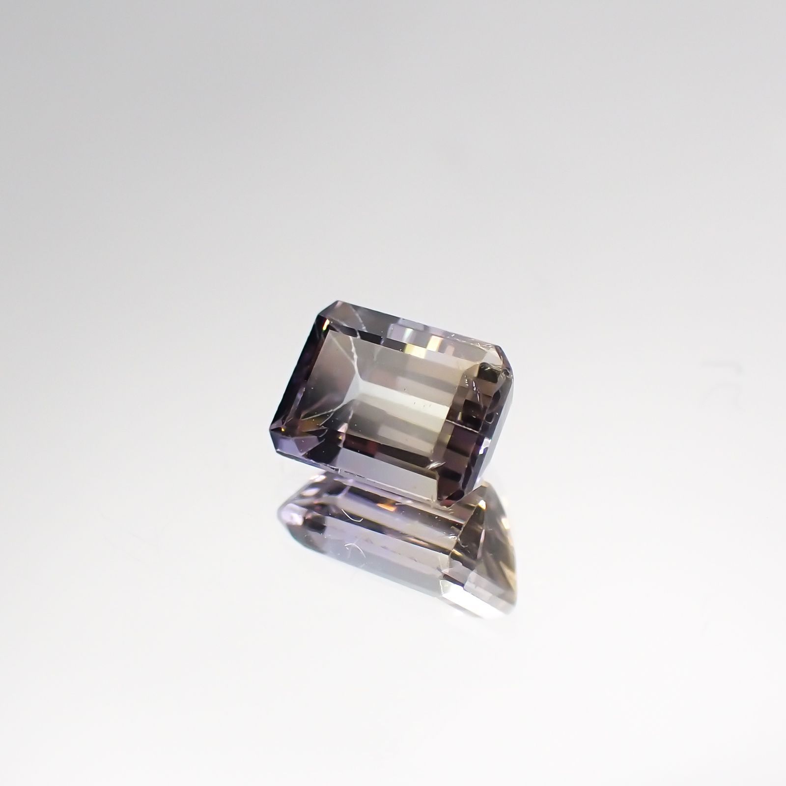 バイカラータンザナイト(宝石名バイカラー・ゾイサイト) タンザニア産 0.887ct ソ付(彩珠)[210711582]5.9×4.3mm前後