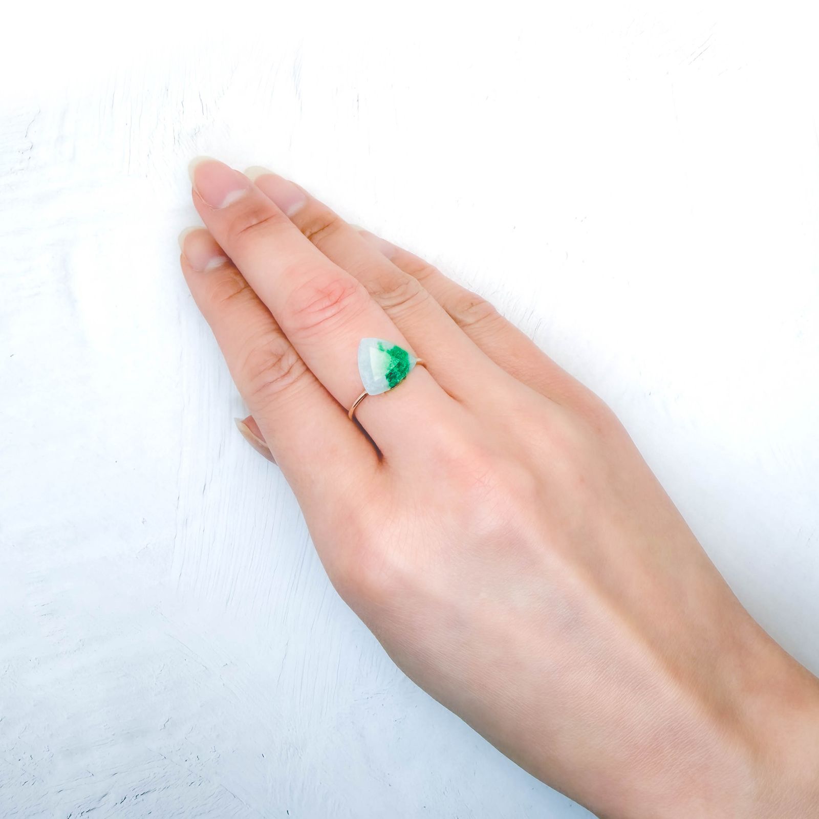 エメラルドインクォーツ パキスタン産 3.11ct / 10.7x10.7mm前後 [260231659]