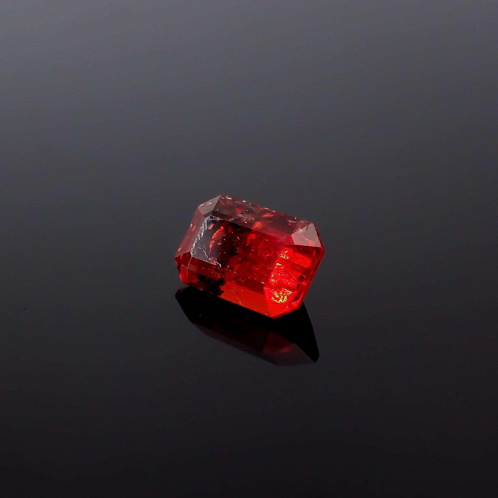 ユーディアライト(宝石名ユーディアライト)ロシア産 ソ付(日独) 1.047ct / 7.34x4.89mm前後 [251231475]