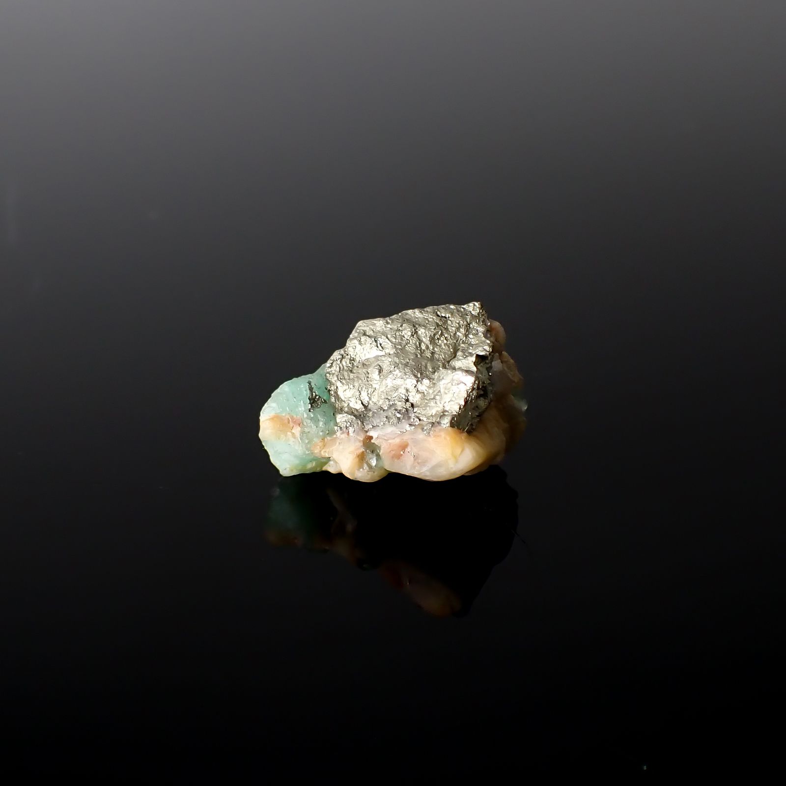 エメラルド 原石 コロンビア産 26.34ct[240427250]21x18mm前後