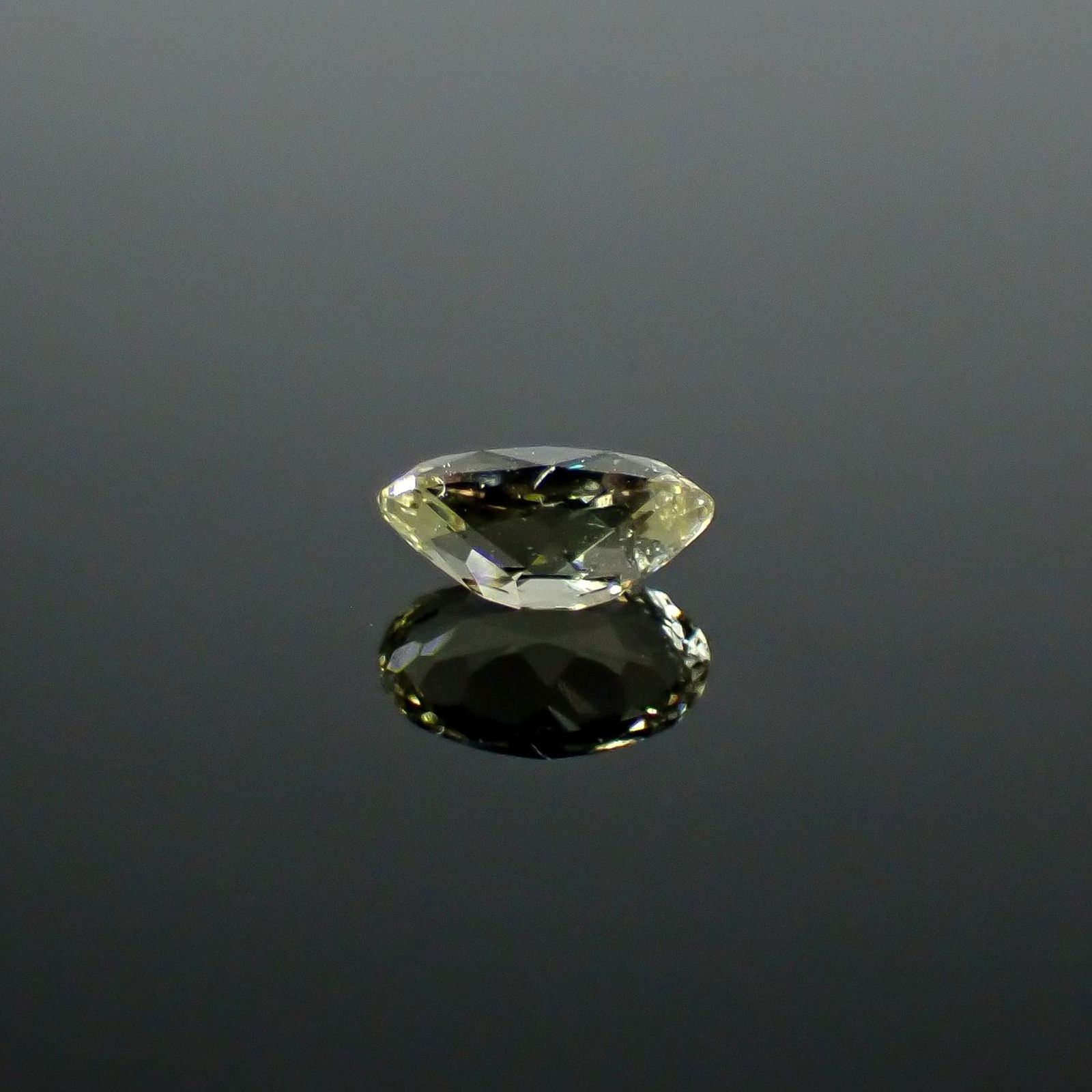 コーネルピン スリランカ産 0.51ct / 6.4x4mm前後 [251031236]
