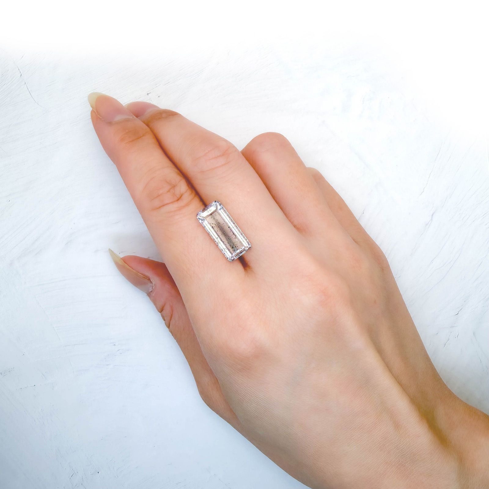 ティンカーベルクォーツ ブラジル産 5.79ct / 16.8x7.6mm前後 [260932861]