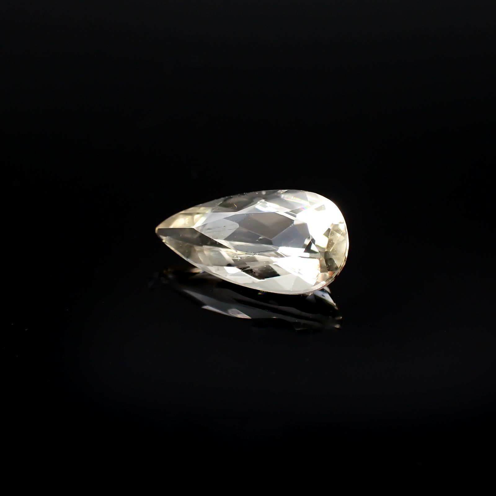 イエロースキャポライト(宝石名イエロー・スキャポライト)ブラジル・ミナスジェライス州産 識別済 1.39ct / 11.1x5.7mm前後 [251118021]