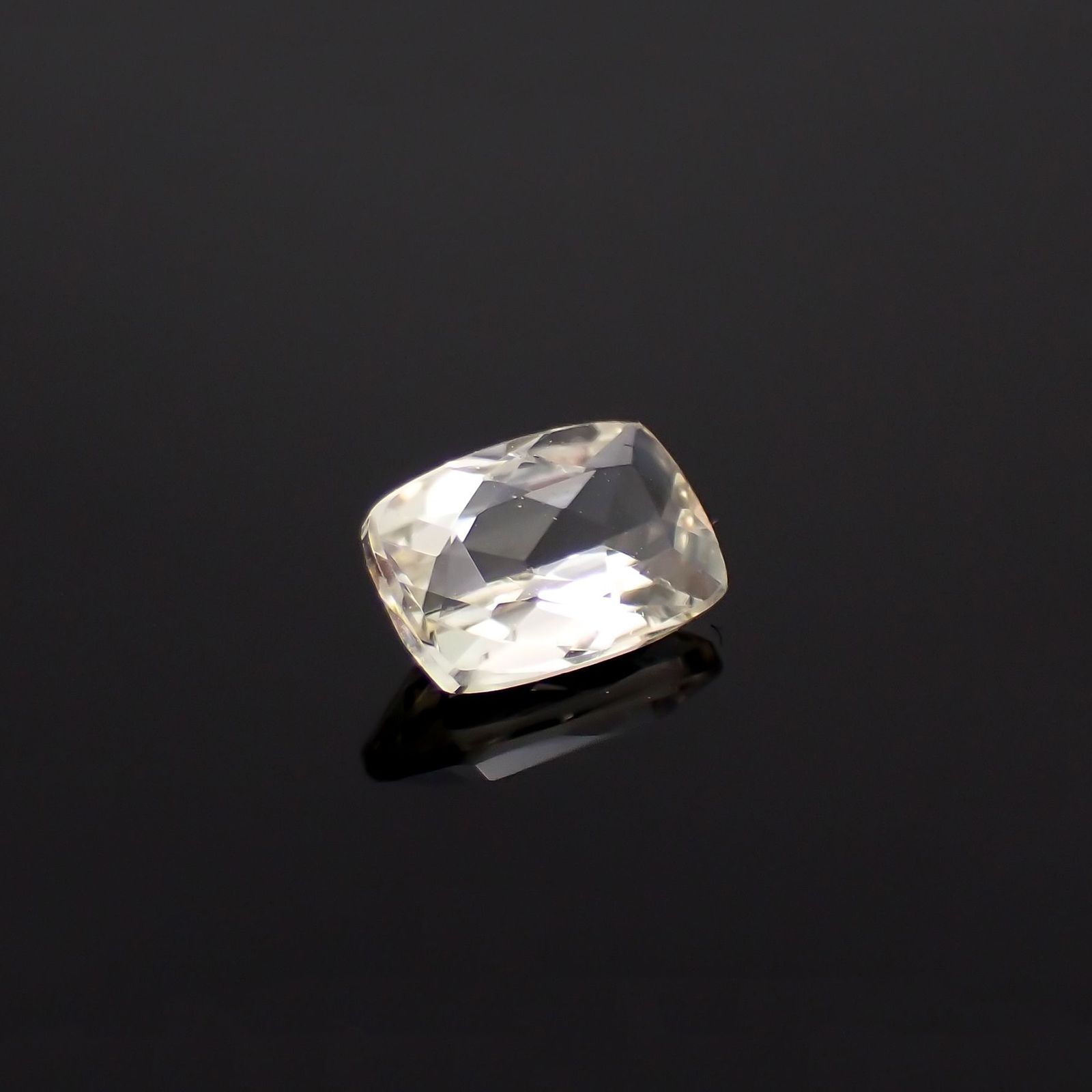 イエロースキャポライト(宝石名イエロー・スキャポライト)ブラジル・ミナスジェライス産 識別済 0.73ct / 7x4.7mm前後 [221219634]