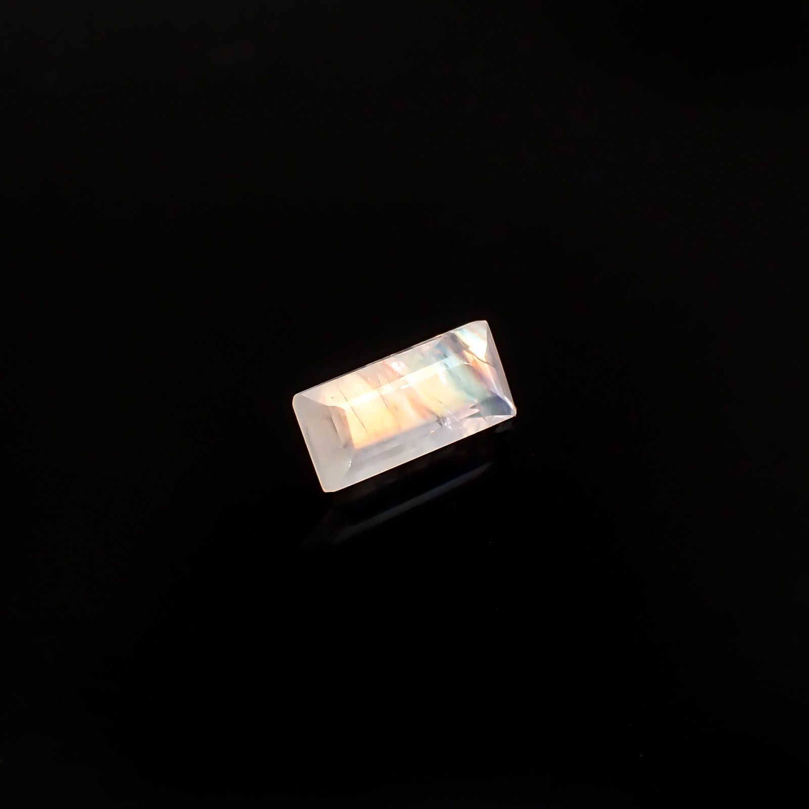 レインボームーンストーン インド・ビハール産 3.33ct / 13.2x6mm前後 [260431967]