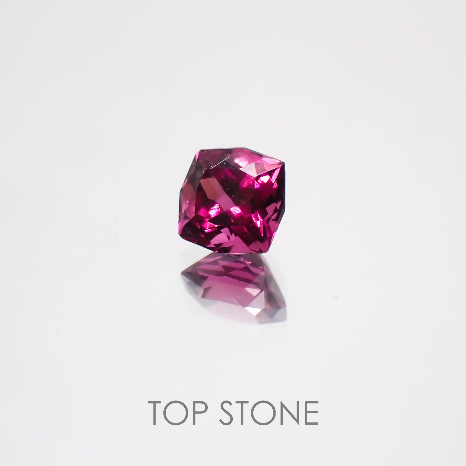 ◇カスタムカット◇グレープガーネット(宝石名ガーネット) ブラジル産 0.52ct 識別済[21059700]4.6×4.4mm前後