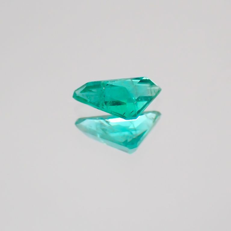 パライバトルマリン(宝石名トルマリン/別名パライバ・トルマリン) ブラジル・バターリャ鉱山産 0.15ct 識別済[19111423]5.2×2.8mm前後