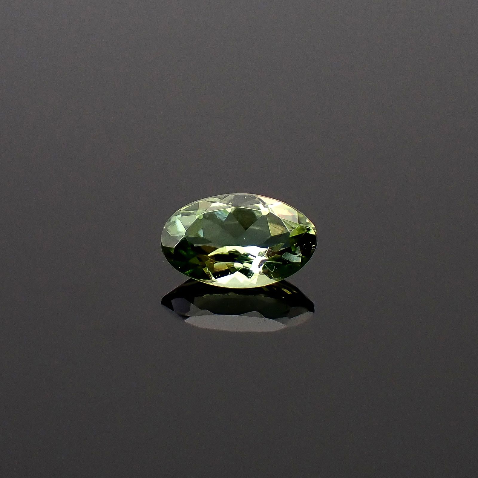 グリーンゾイサイト(宝石名ゾイサイト)タンザニア産 識別済 0.21ct / 4.9x3mm前後 [260932856]