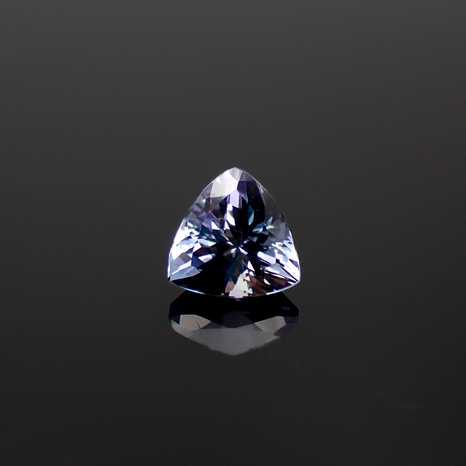 バイカラータンザナイト(宝石名タンザナイト)タンザニア産 1.92ct 識別済[231224809]7.7x7.6mm前後