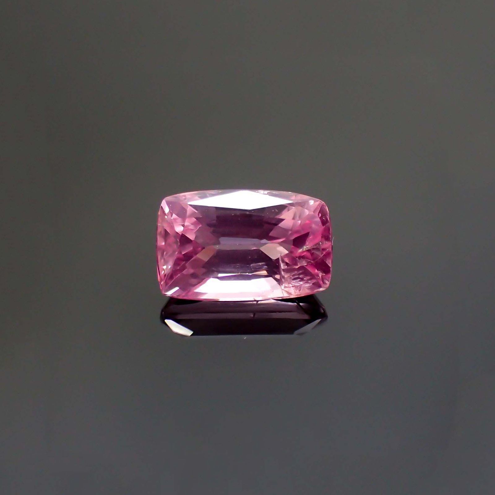 ピンクスピネル(宝石名ピンク・スピネル)タンザニア産 ソ付(彩珠) 1.179ct / 7.5x4.7mm前後 [260222573]