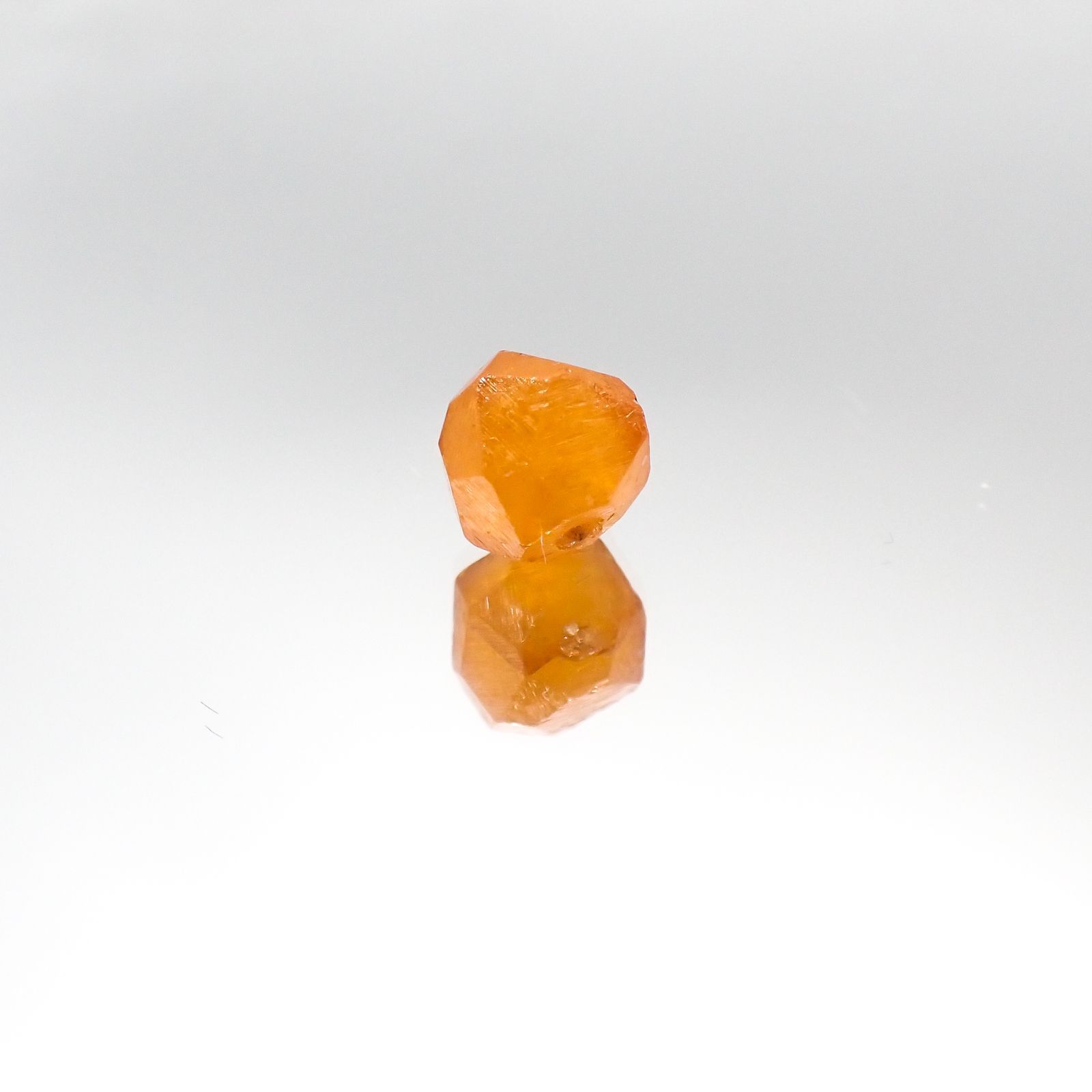 スペサルティンガーネット マンダリンオレンジカラー 原石(宝石名ガーネット)タンザニア産 5.10ct 識別済[230823125]9.3x8.4mm前後