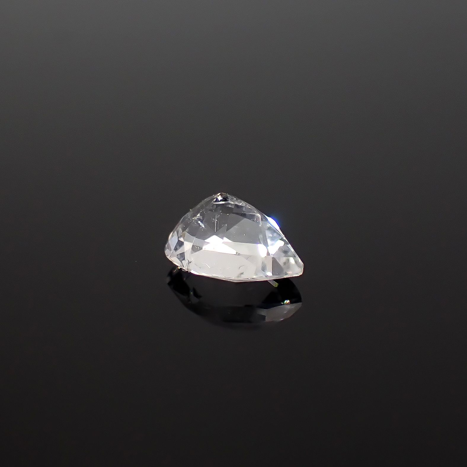 テネブレッセンススキャポライト アフガニスタン産 0.48ct / 6.4x4.6mm前後 [260432039]