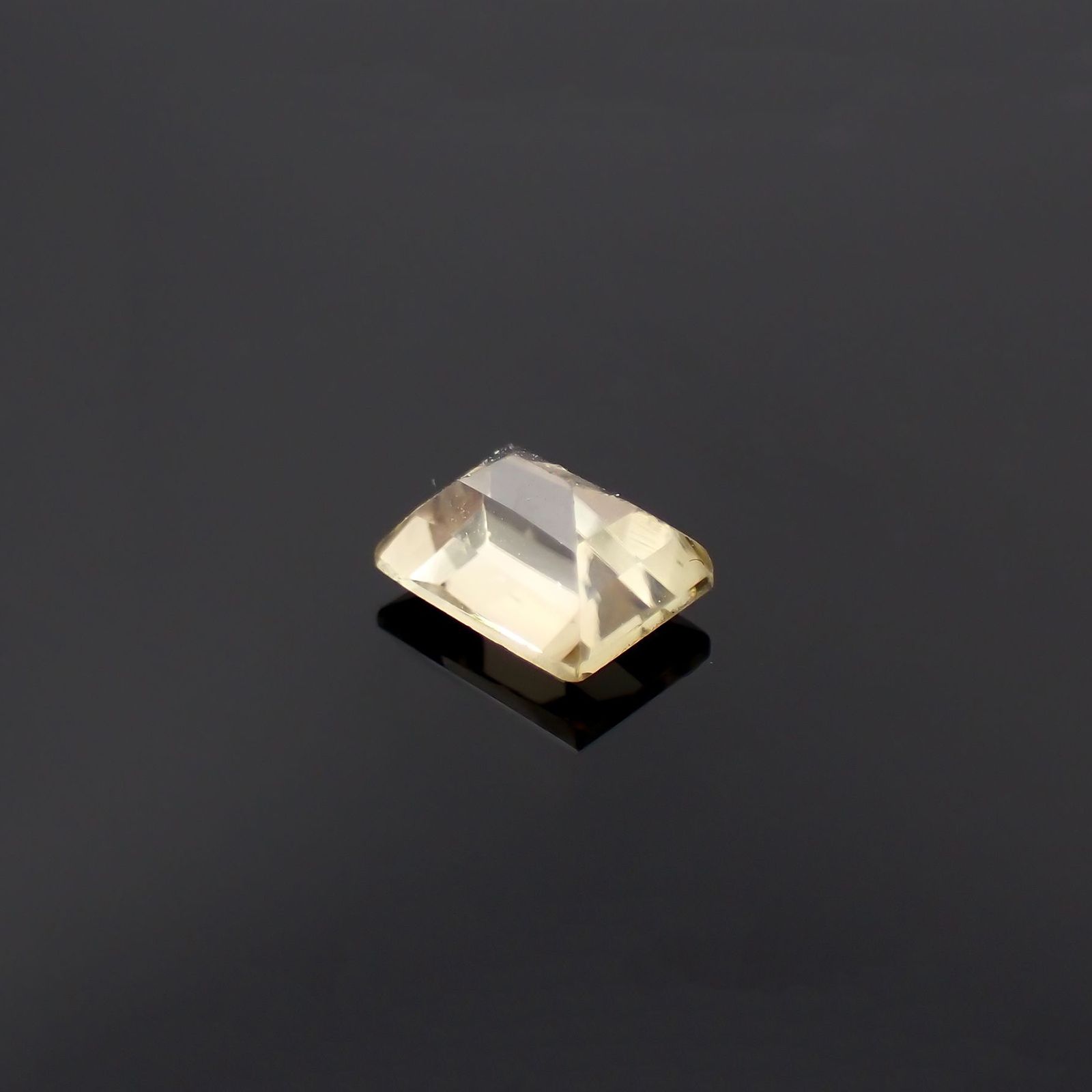 シンハライト(宝石名シンハライト)スリランカ産 0.65ct 識別済 [221219712]5.3x4.1mm前後