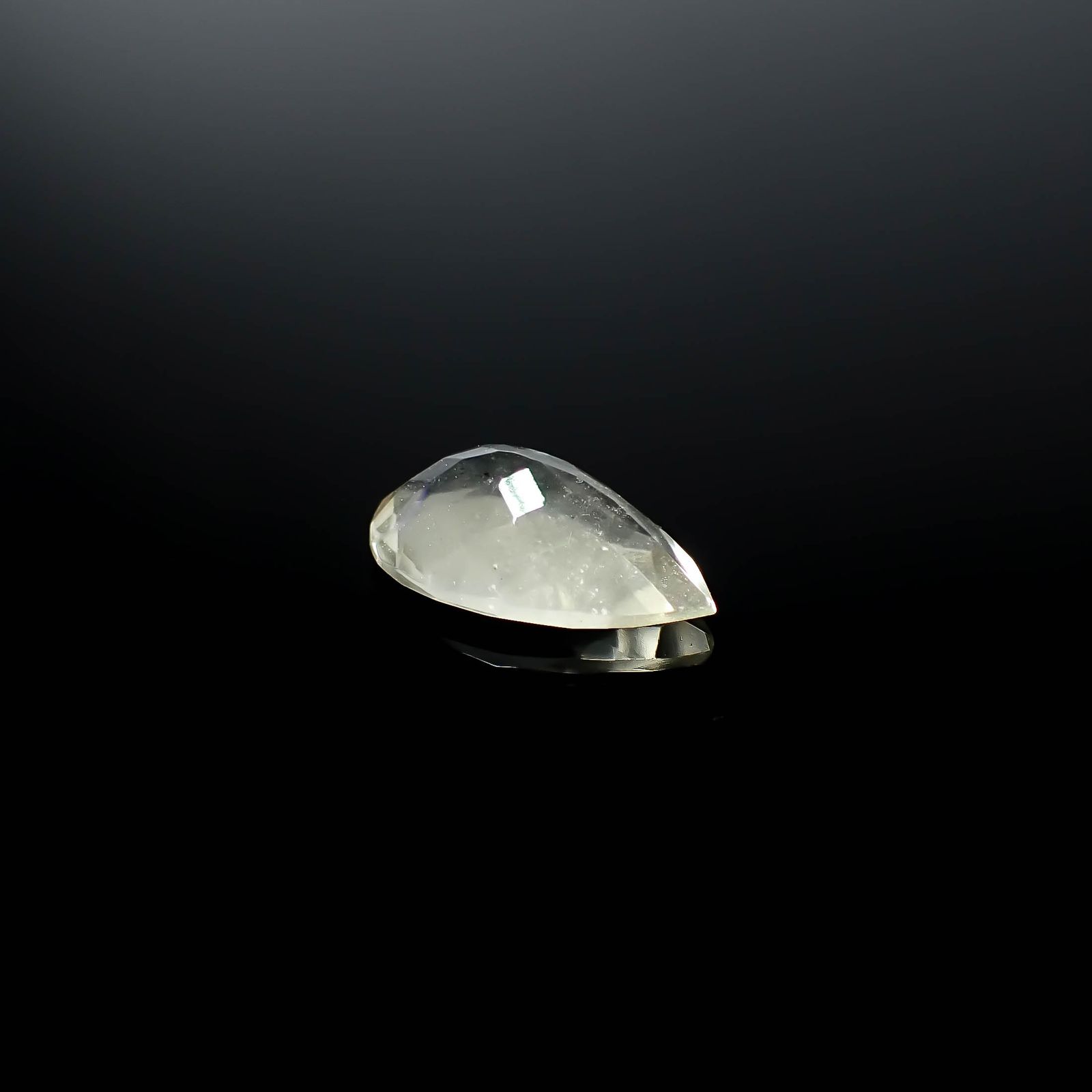 リビアングラス 発見地：エジプト・リビア砂漠 4.76ct / 17.1x10.2mm前後 [251131305]
