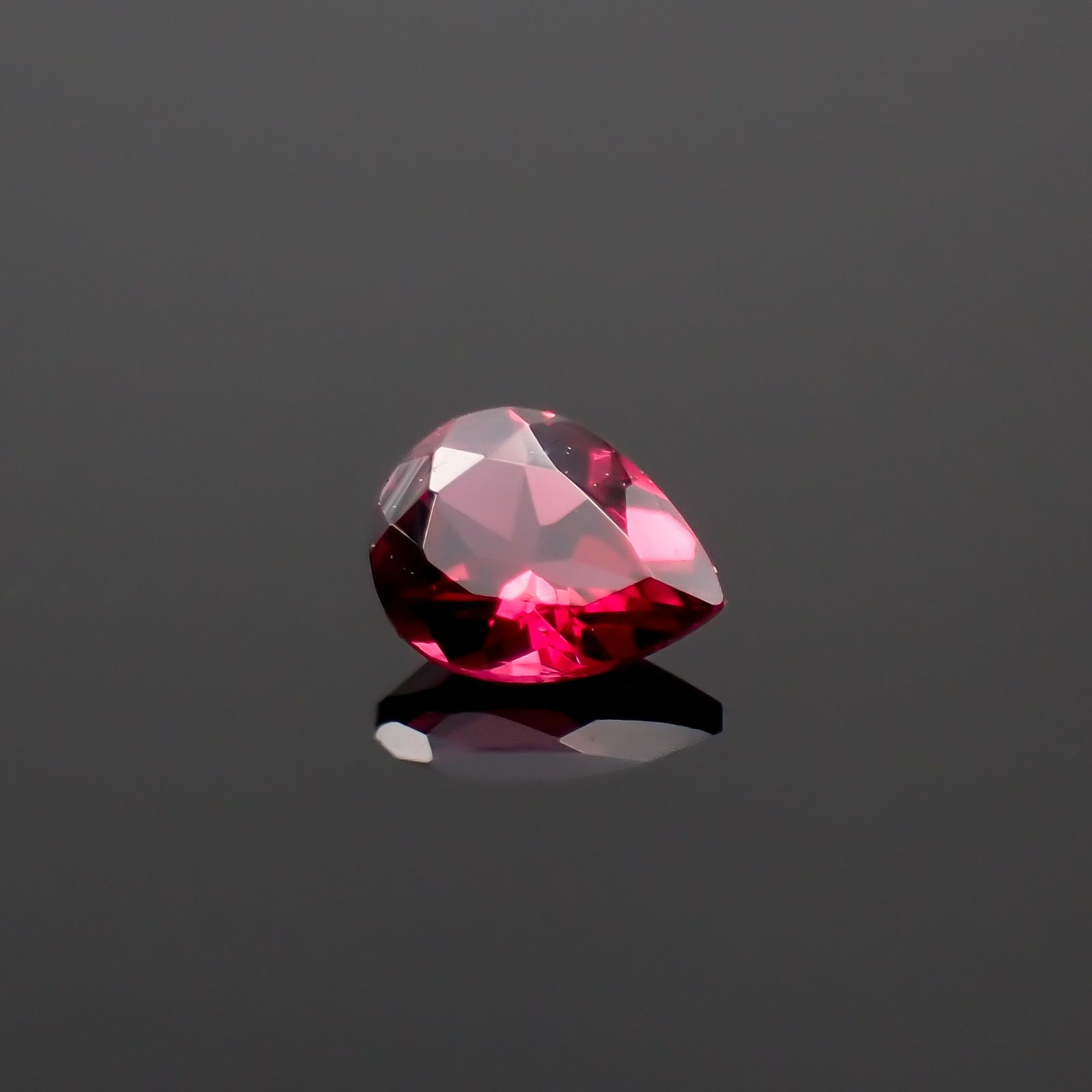 レッドスピネル(宝石名スピネル)タンザニア産 0.16ct 識別済[230522105]4x3.1mm前後
