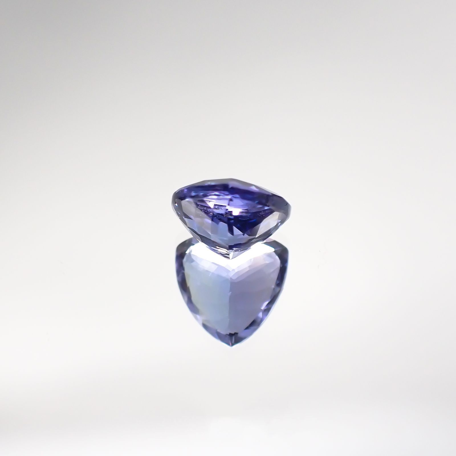 バイカラータンザナイト(宝石名タンザナイト) タンザニア産 1.413ct ソ付(彩珠)[210711822]7.1×7mm前後