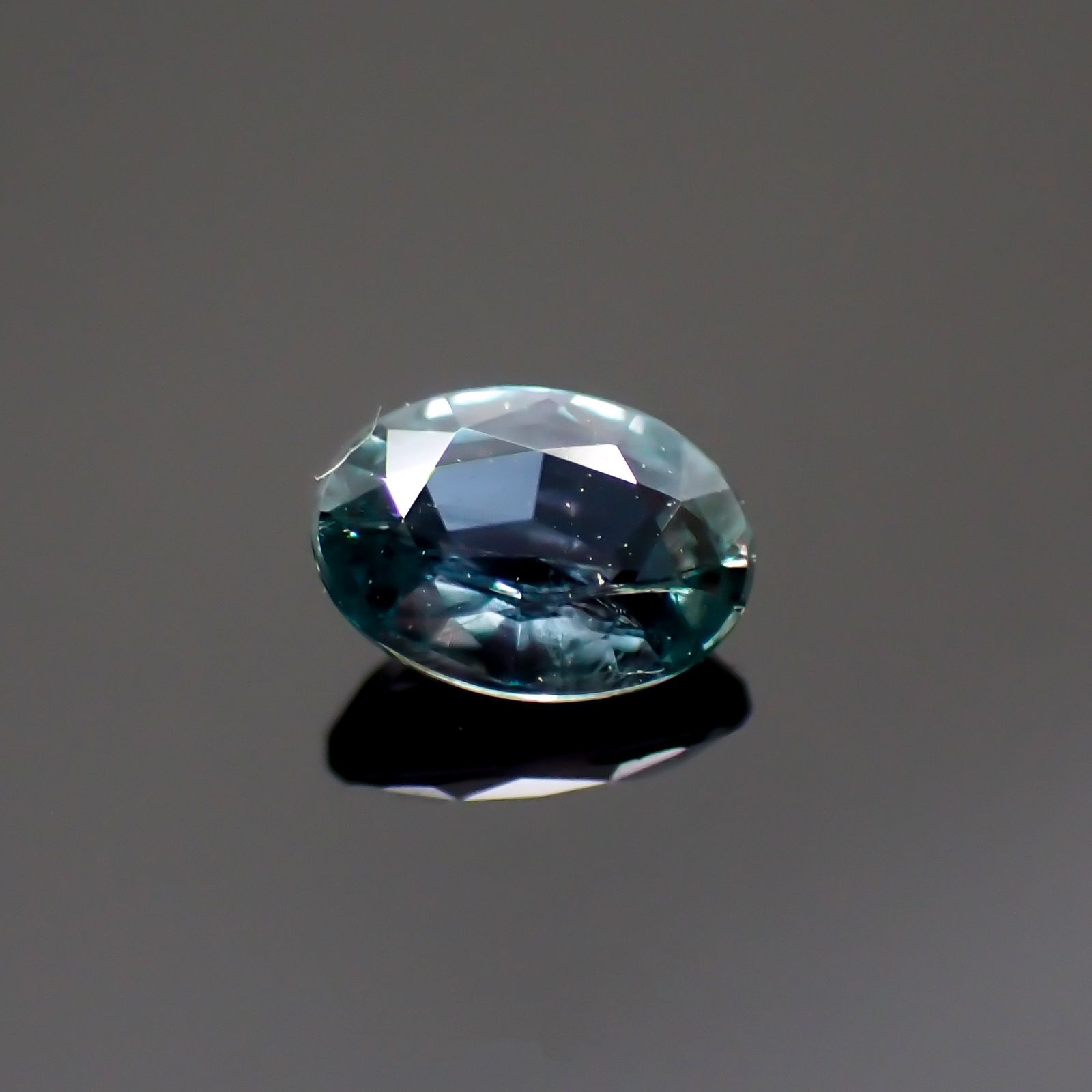アレキサンドライト(宝石名アレキサンドライト)ブラジル産/EmeraldMains社製 0.176ct ソ付(彩珠)[220113819]3.9x2.8mm前後