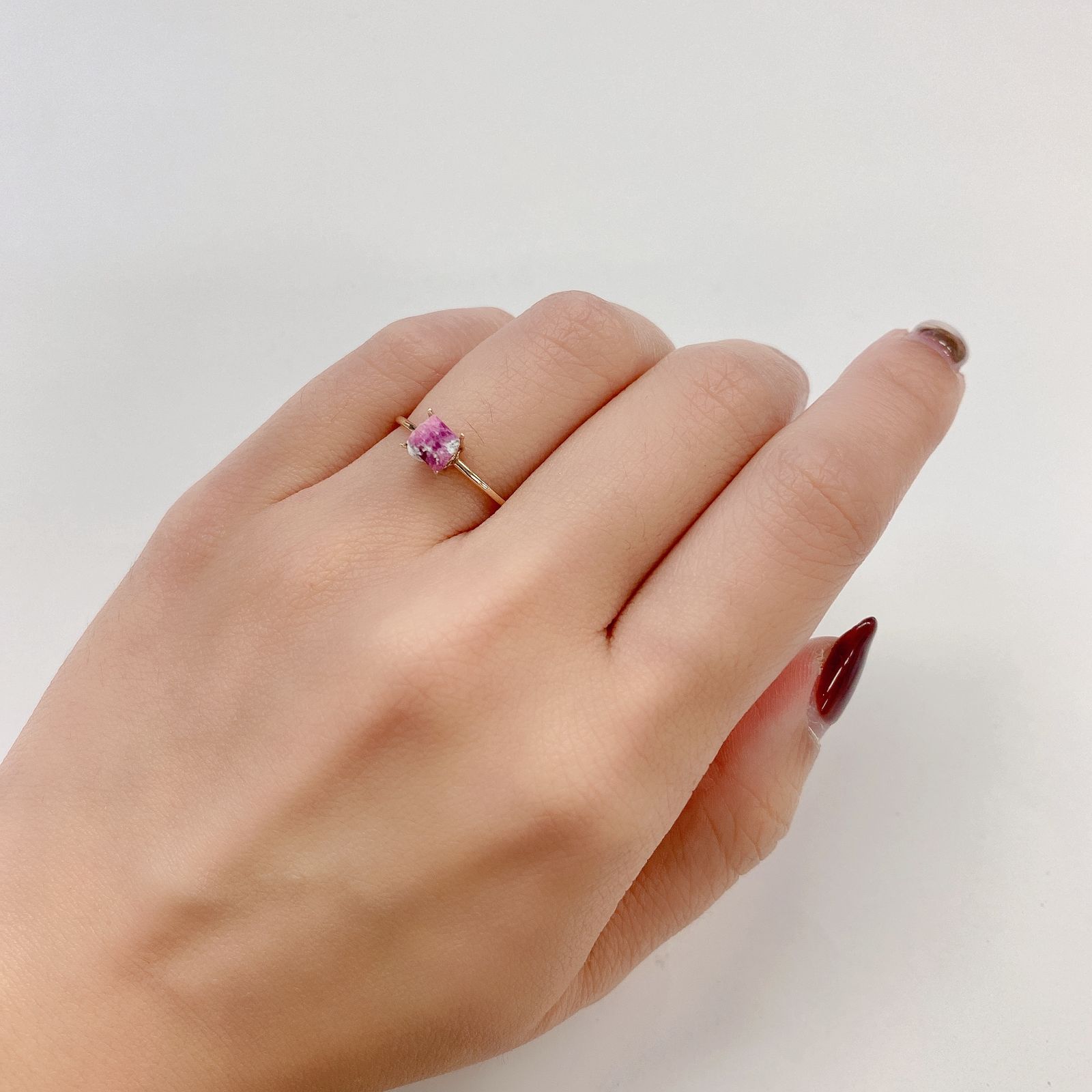 レッドベリル(宝石名レッド・ベリル) アメリカ・ユタ州産 原石・結晶 0.66ct 識別済[20063015]4.9×4.3mm前後