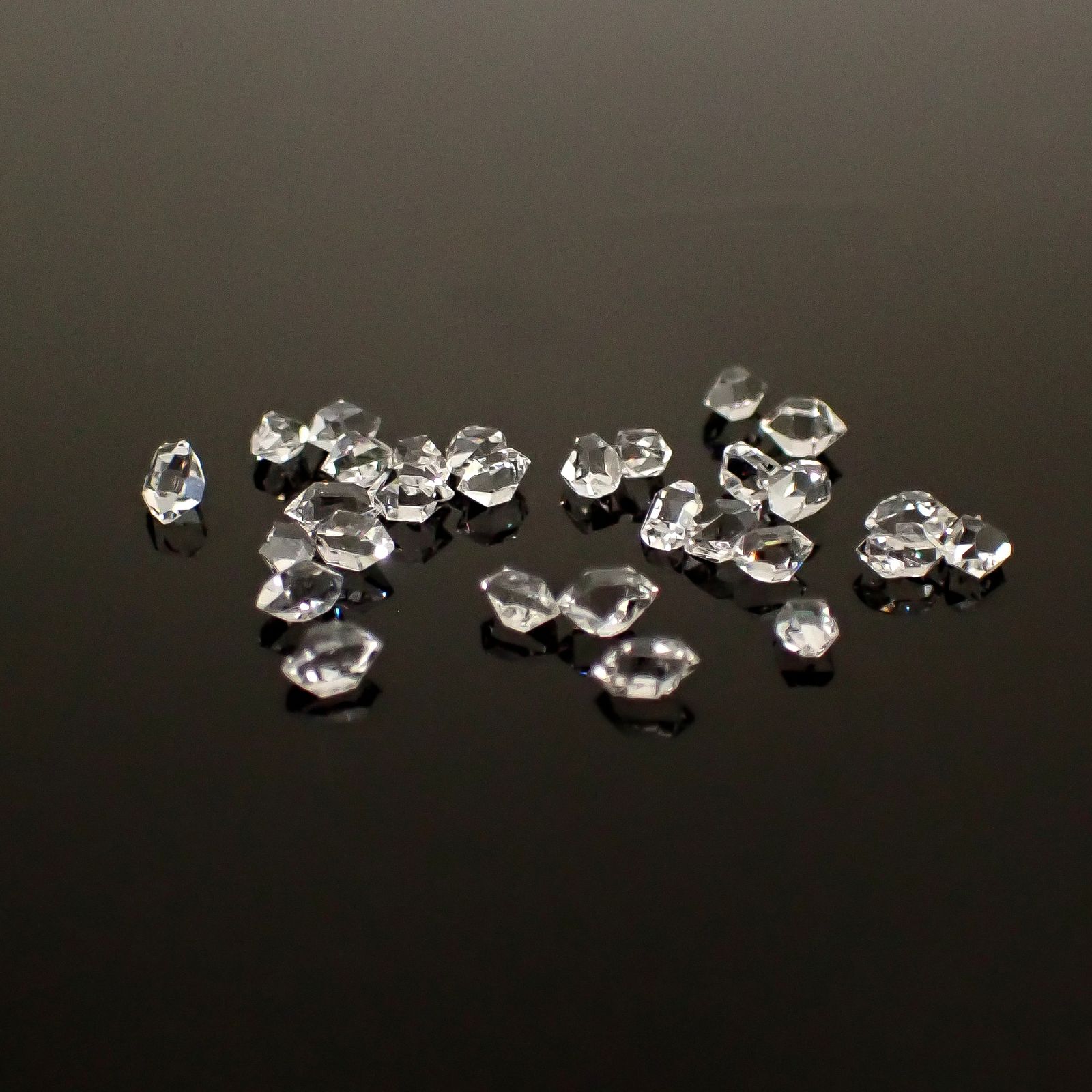 ◇メレセット◇ハーキマーダイヤモンド 原石 アメリカ・ニューヨーク州産 1.75ct / 2.8-3.5x1.5-2.3mm前後 [260231701]