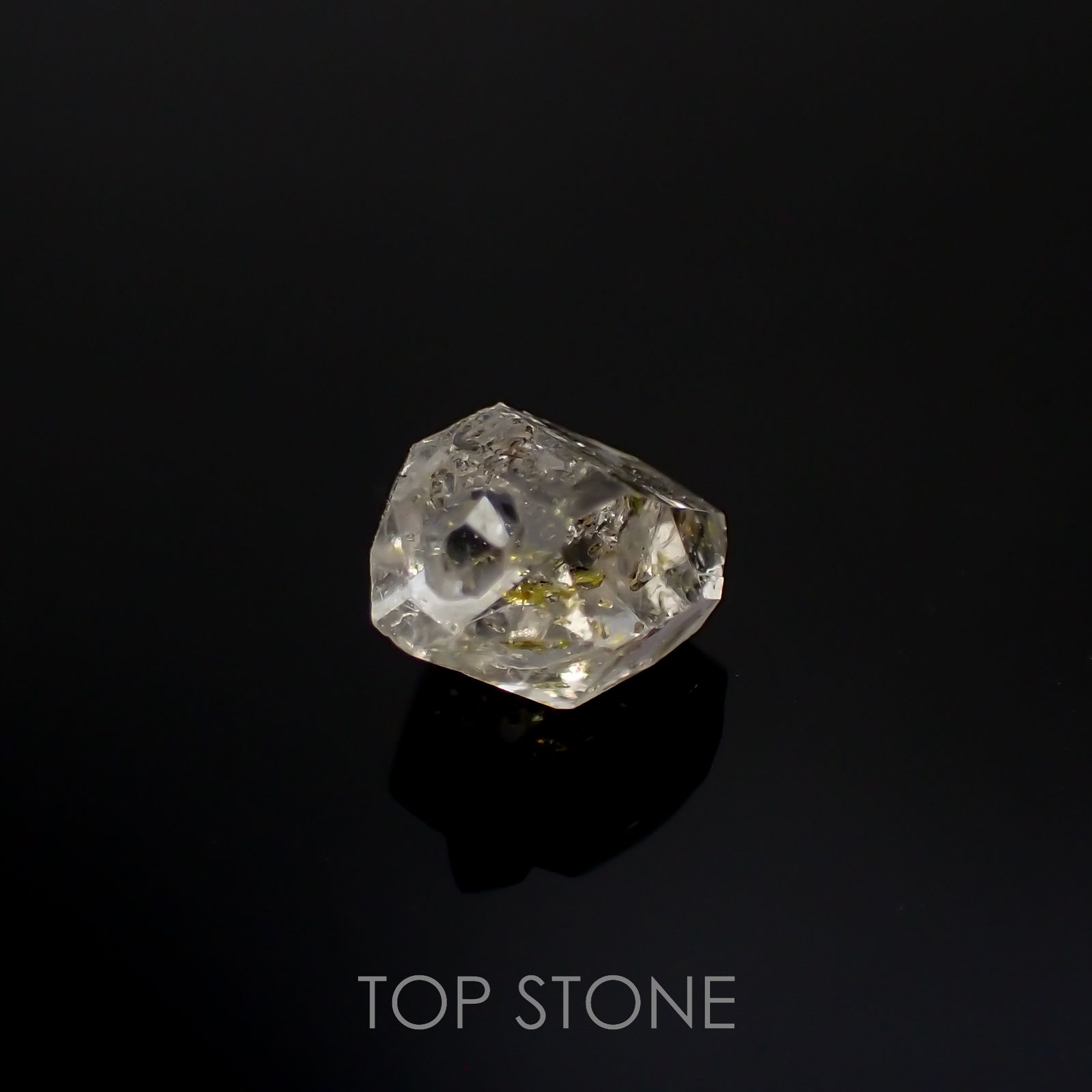 オイルインクォーツ 原石 パキスタン産 1.60ct[220616494]7.9x7.1mm前後