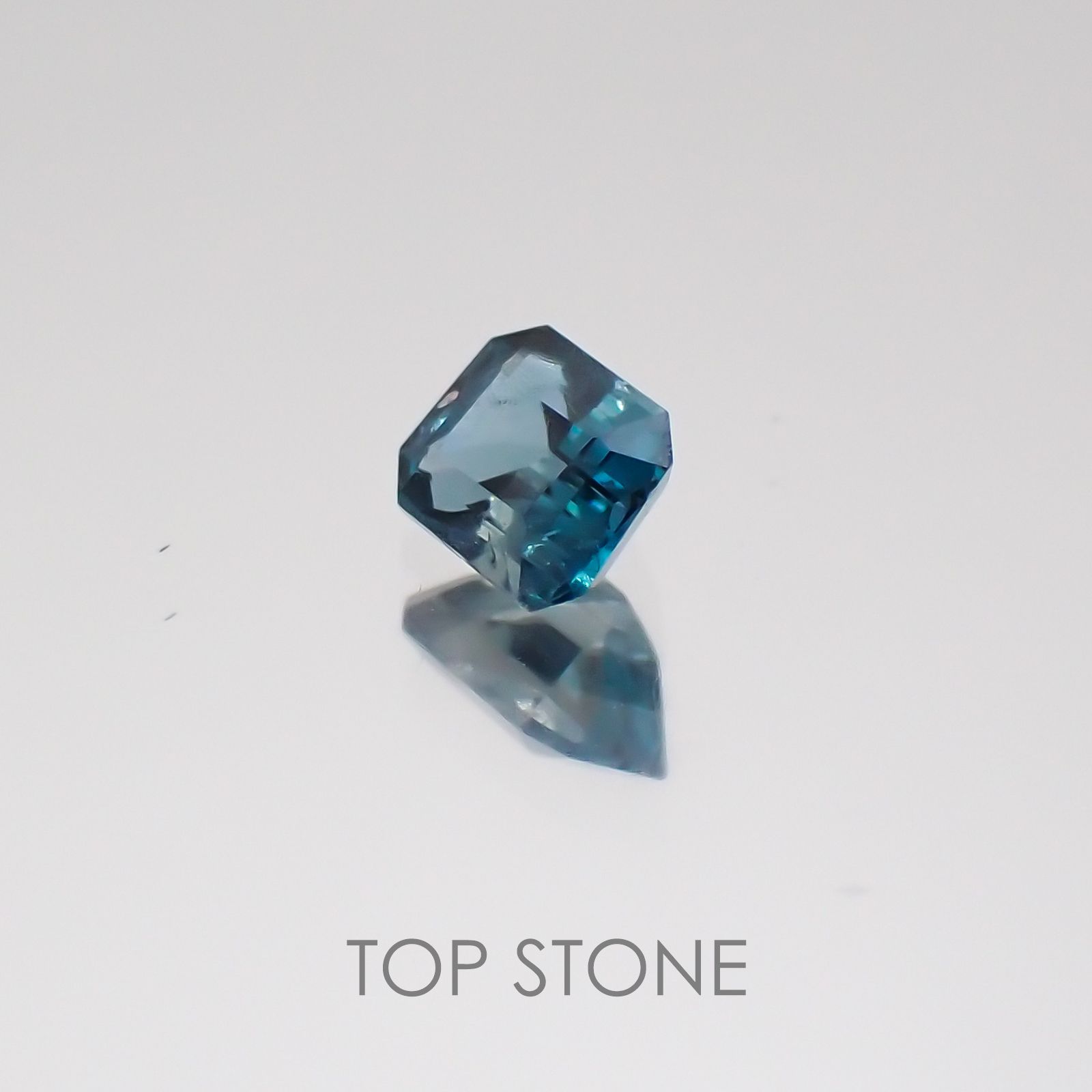 サファリン マダガスカル産 ルース 0.18ct[20128840]3.4×2.7mm前後