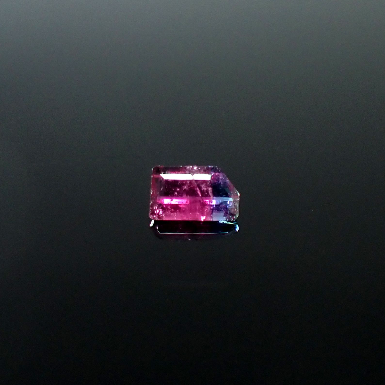 ◇カスタムカット◇バイカラーパライバトルマリン 非加熱(宝石名トルマリン/別名パライバ・トルマリン)ブラジル産 GIA鑑付 0.25ct / 4.86x2.98mm前後 [251031349]