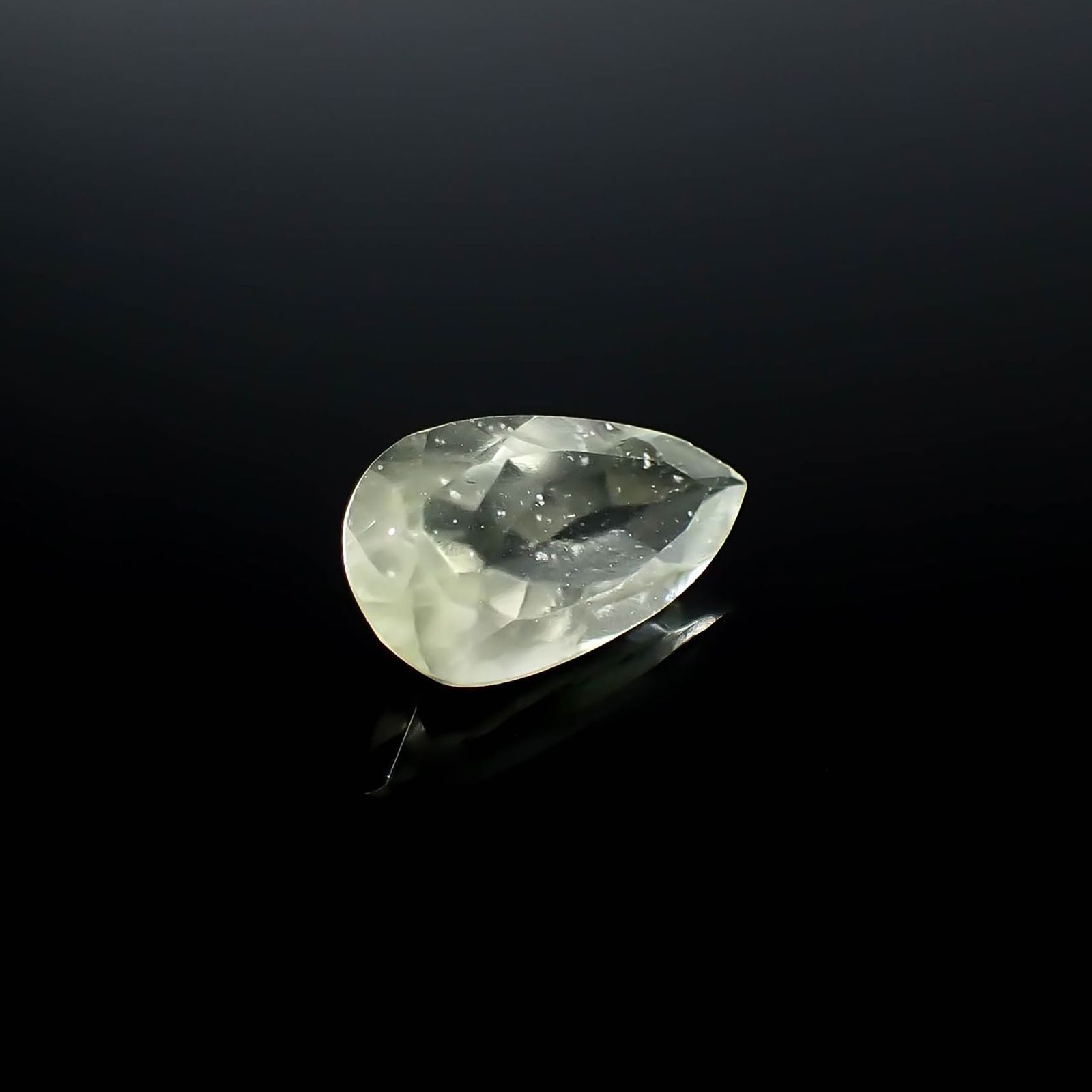 リビアングラス 発見地：エジプト・リビア砂漠 3.39ct / 15.8x8.7mm前後 [251131307]