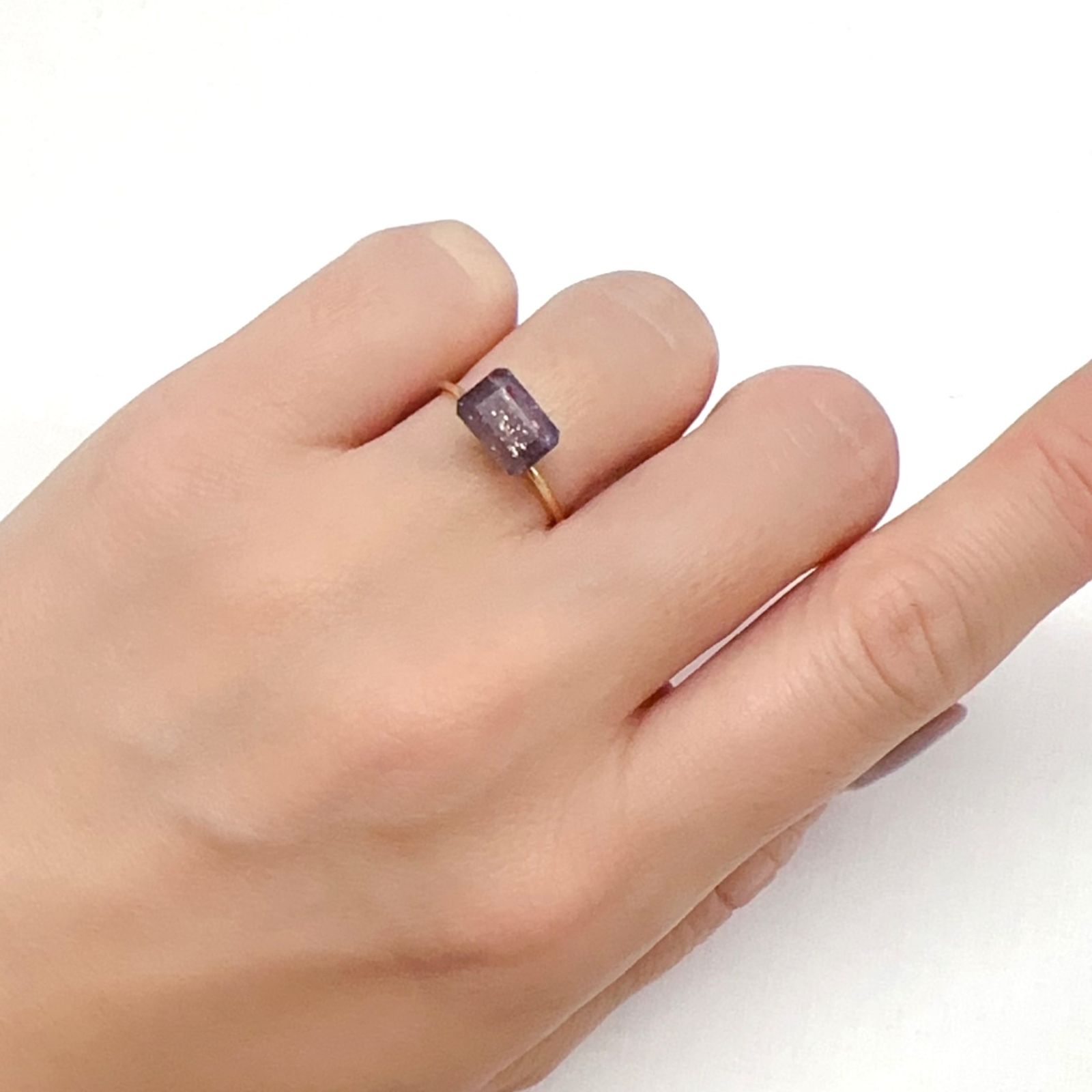 ブラッドショットアイオライト インド産 2.32ct[240125380]8.4x6mm前後