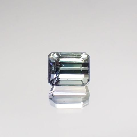 バイカラータンザナイト(宝石名バイカラー・ゾイサイト) タンザニア産 ソ付(彩珠) 0.618ct / 4.7x3.7mm前後 [210711579]