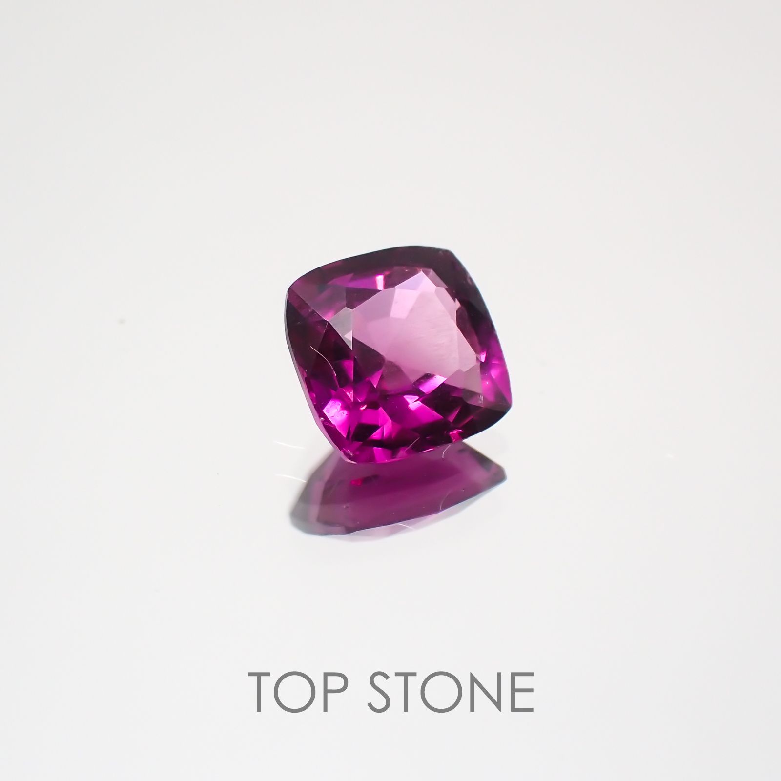 グレープガーネット(宝石名ガーネット) ブラジル産 0.93ct 識別済[21069695]5.6×5.6mm前後