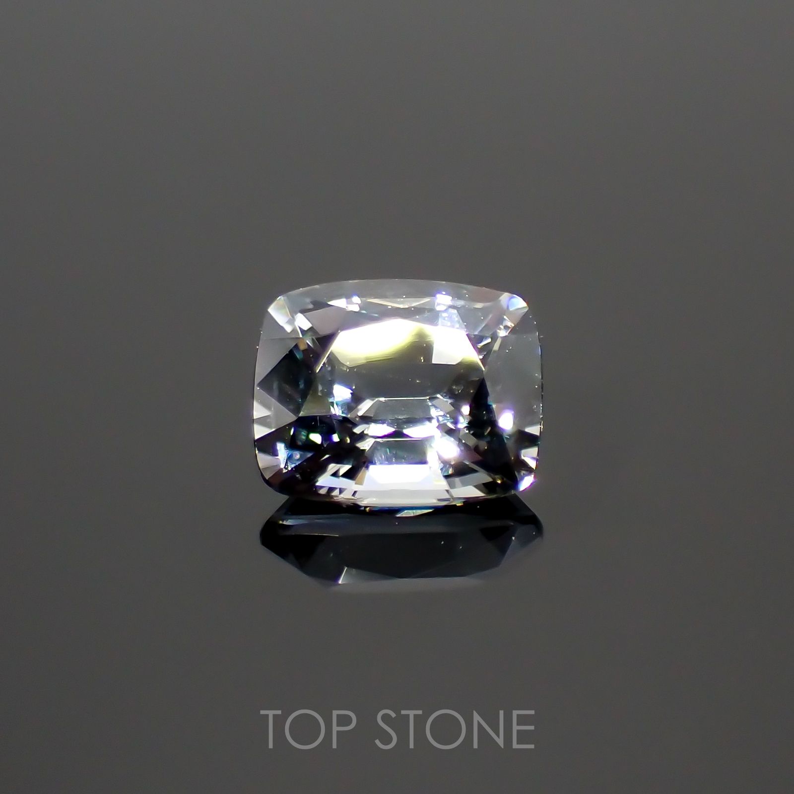 プラチナスピネル(宝石名スピネル)ビルマ産 0.61ct 識別済[220114112]5.3x4.4mm前後